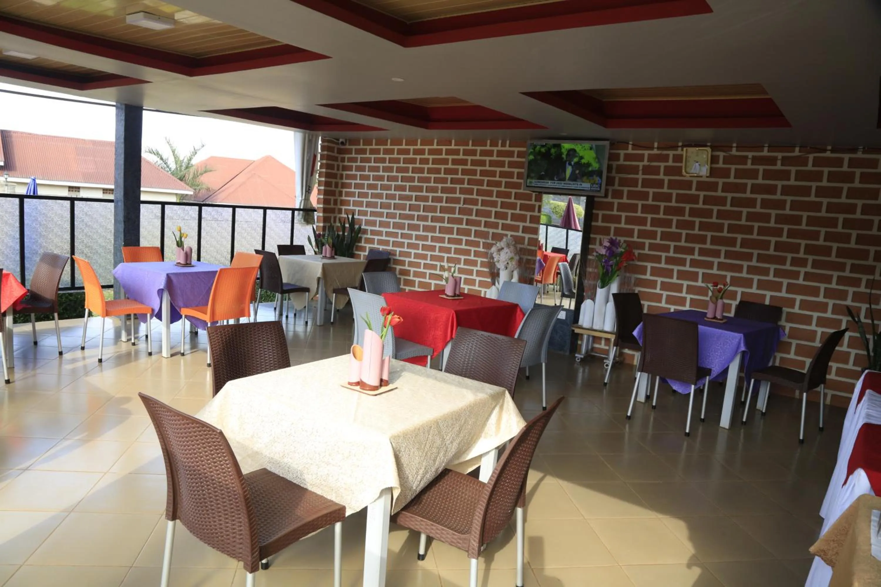 Restaurant/places to eat in Jatheo Hotel Rwentondo