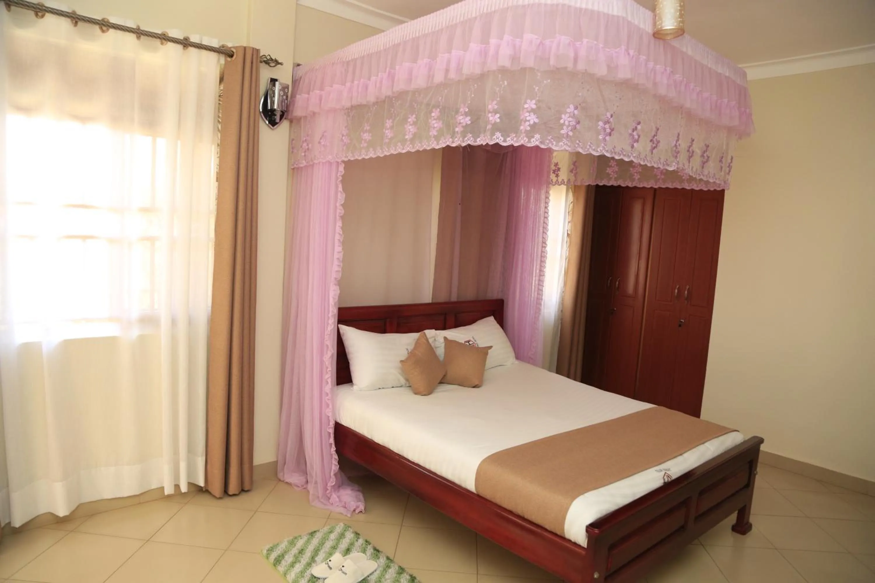 Bed in Jatheo Hotel Rwentondo