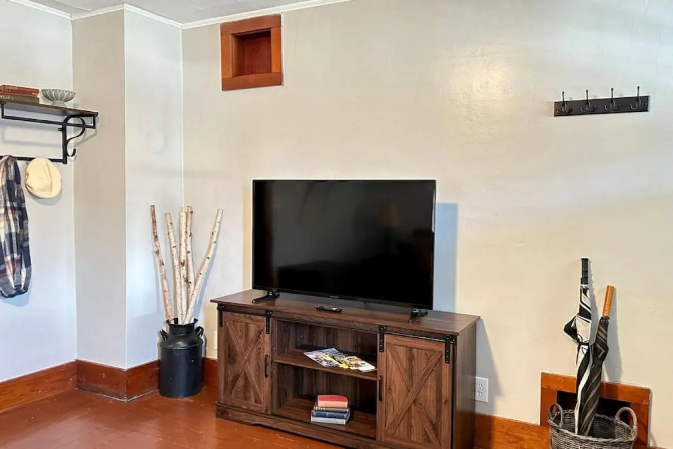 TV and multimedia in 3 beds in Gorham direct trail access