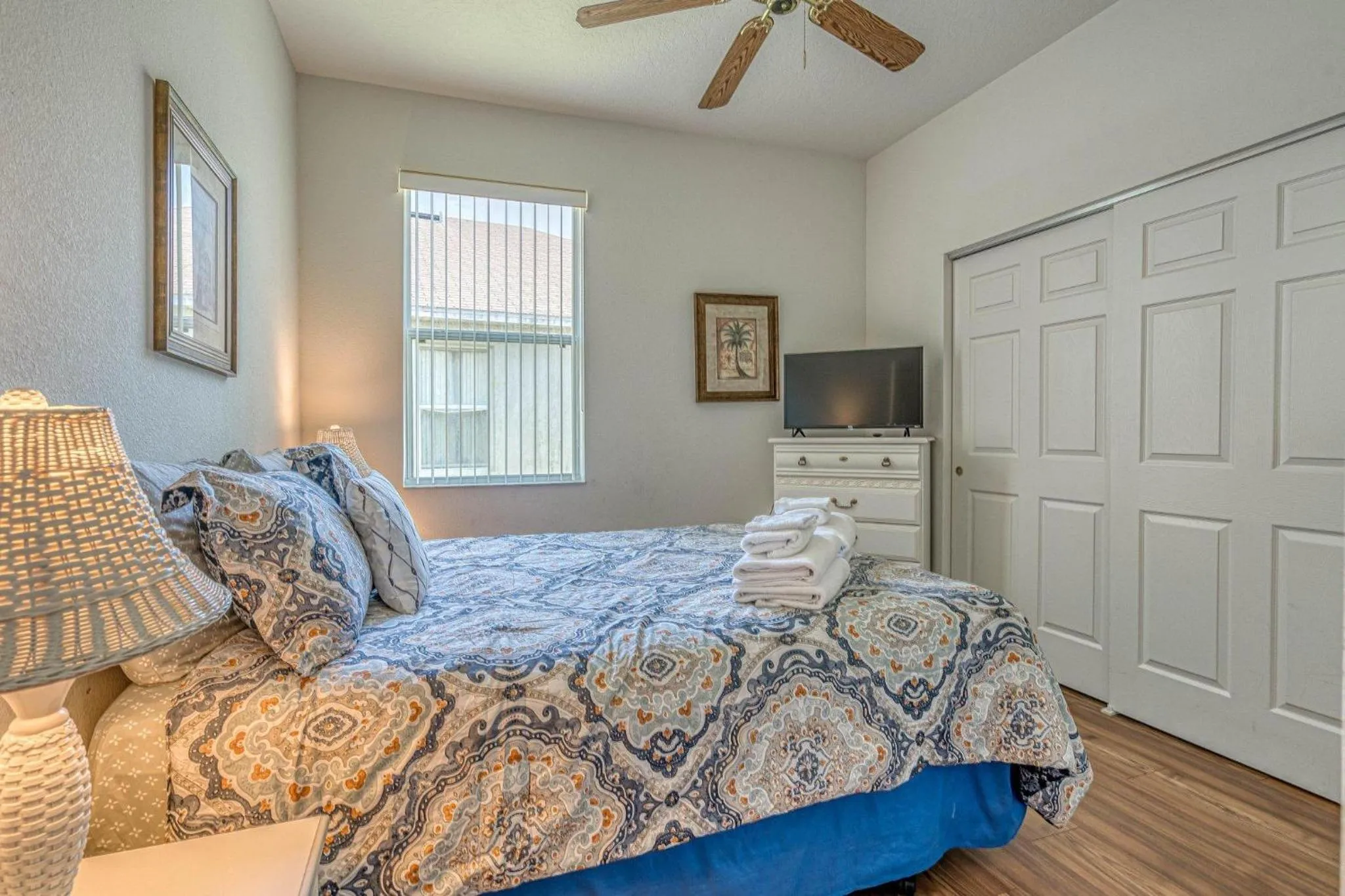 Bed in Mickey's Holiday Home