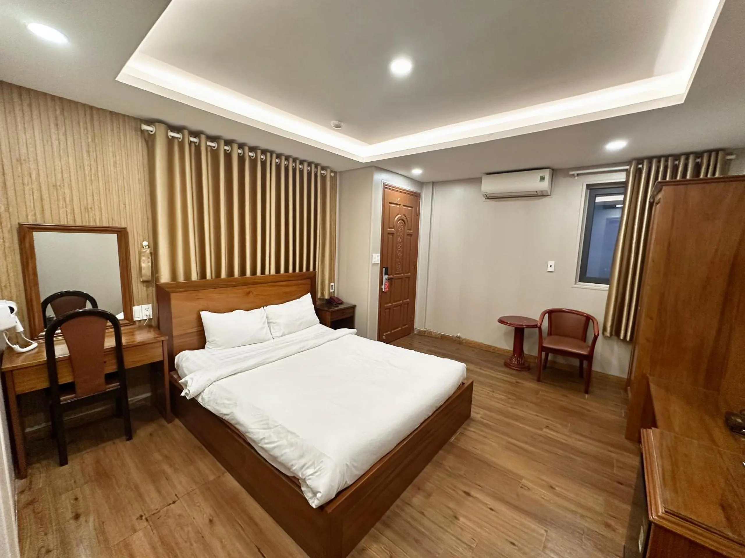 Bed in Quynh Giang Hotel - 10 minutes to Tan Son Nhat Airport