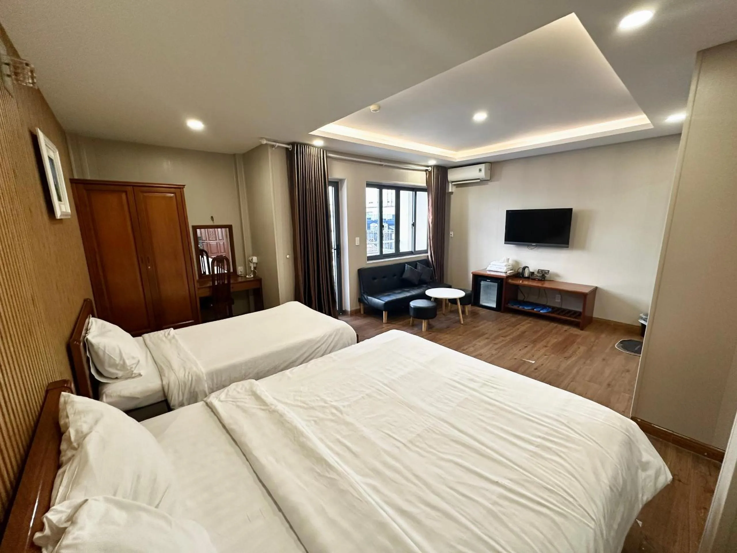 Bed in Quynh Giang Hotel - 10 minutes to Tan Son Nhat Airport