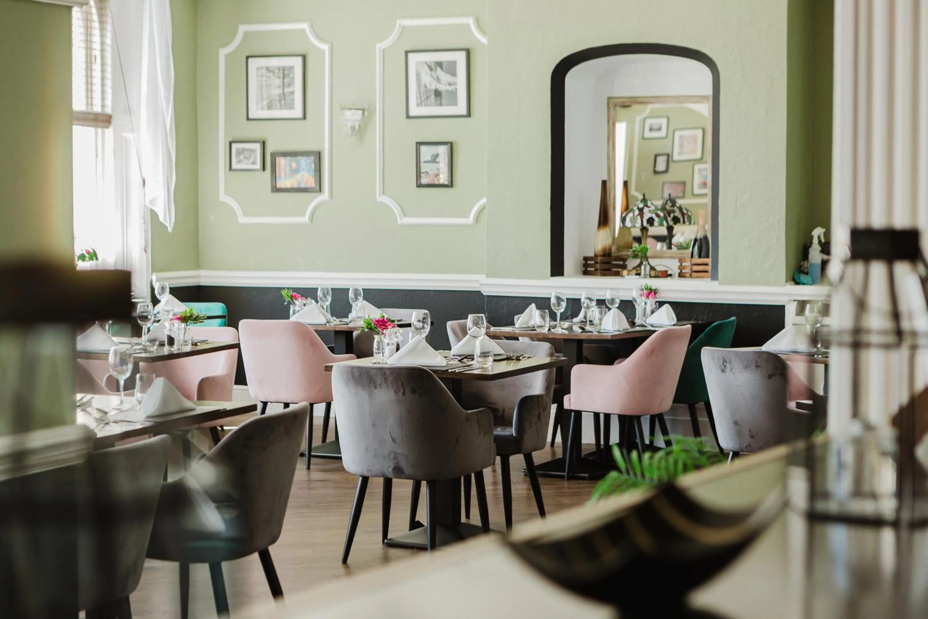 Restaurant/places to eat in The Osborne Hotel