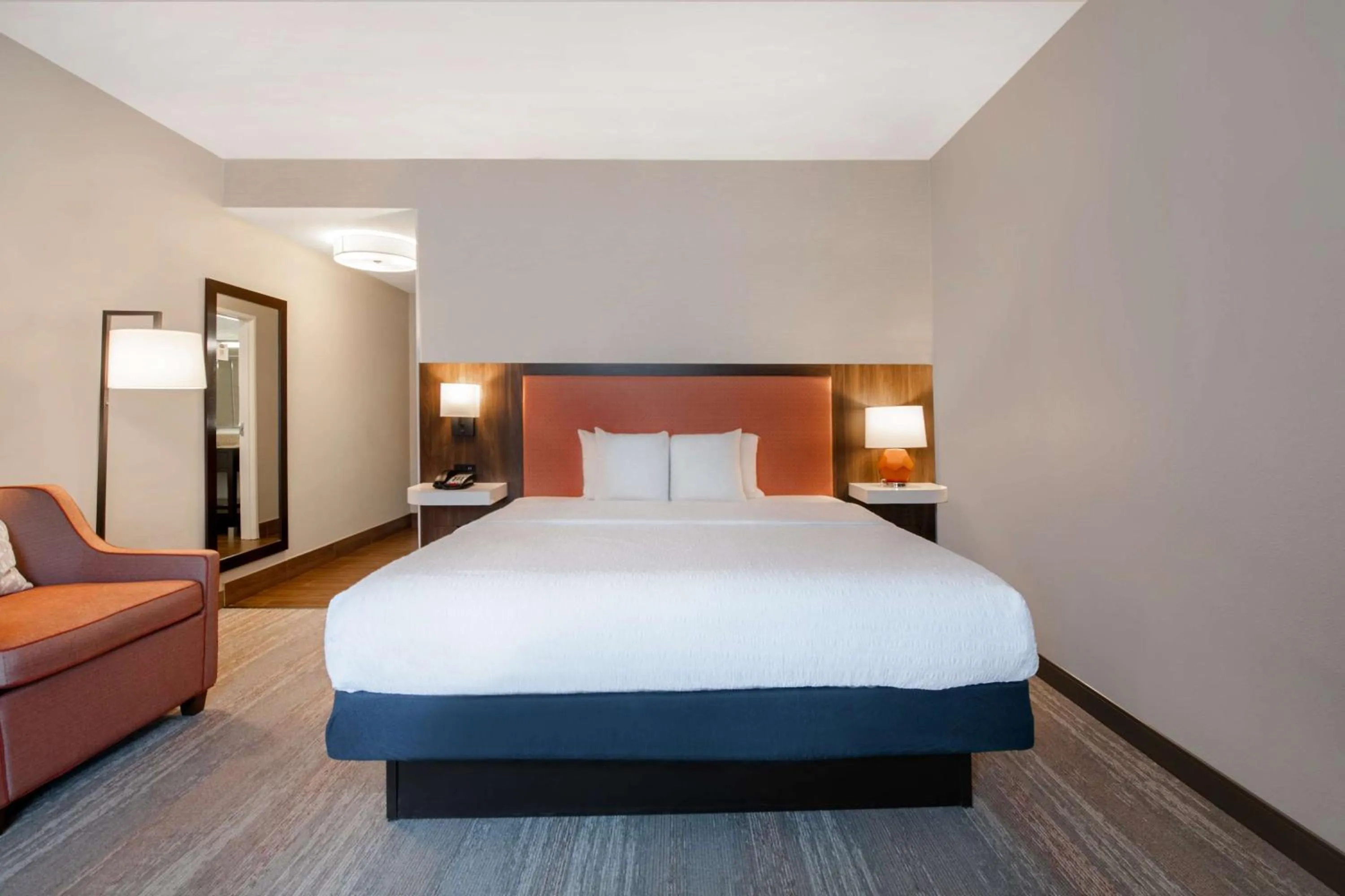 Bed in Hampton Inn & Suites Harvey New Orleans Westbank