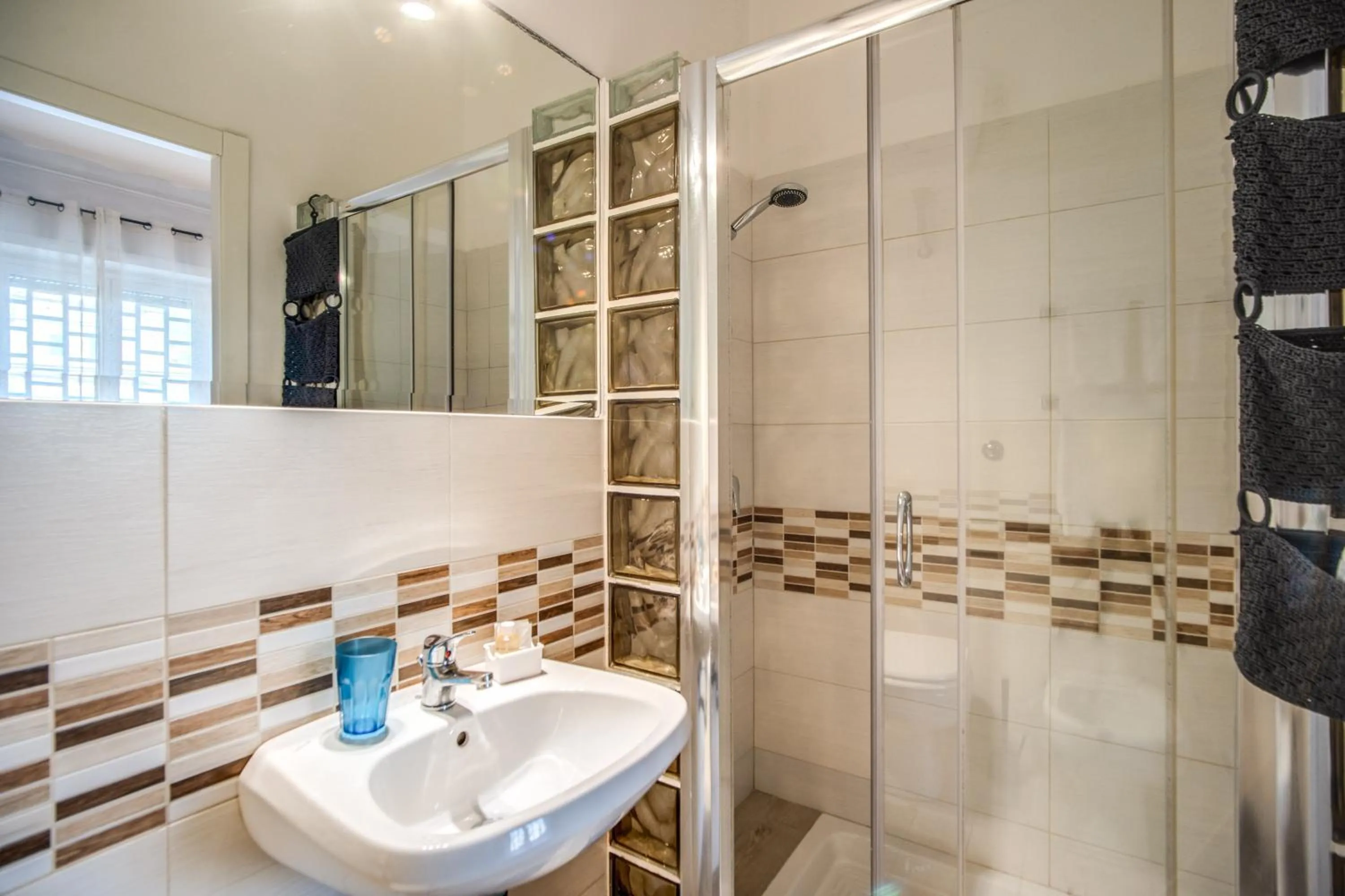 Shower in Circus Maximus B&B