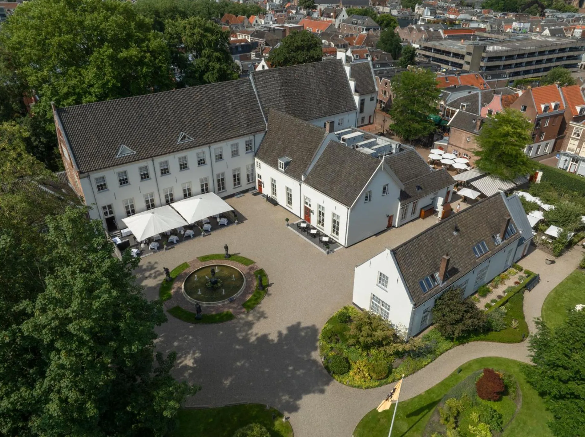 Neighbourhood in Grand Hotel Karel V