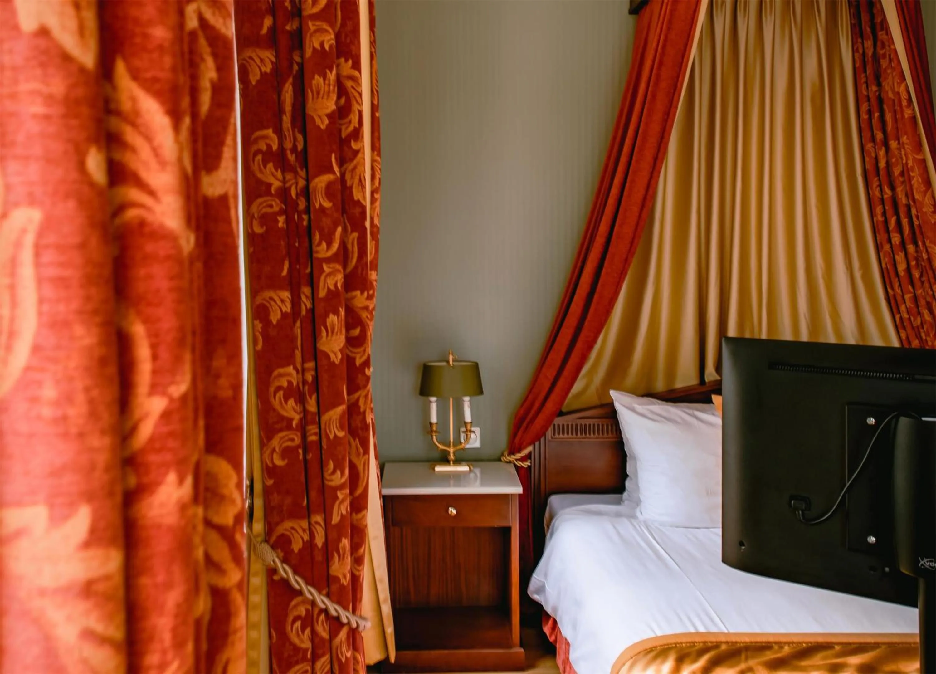 Bedroom, Bed in Grand Hotel Karel V