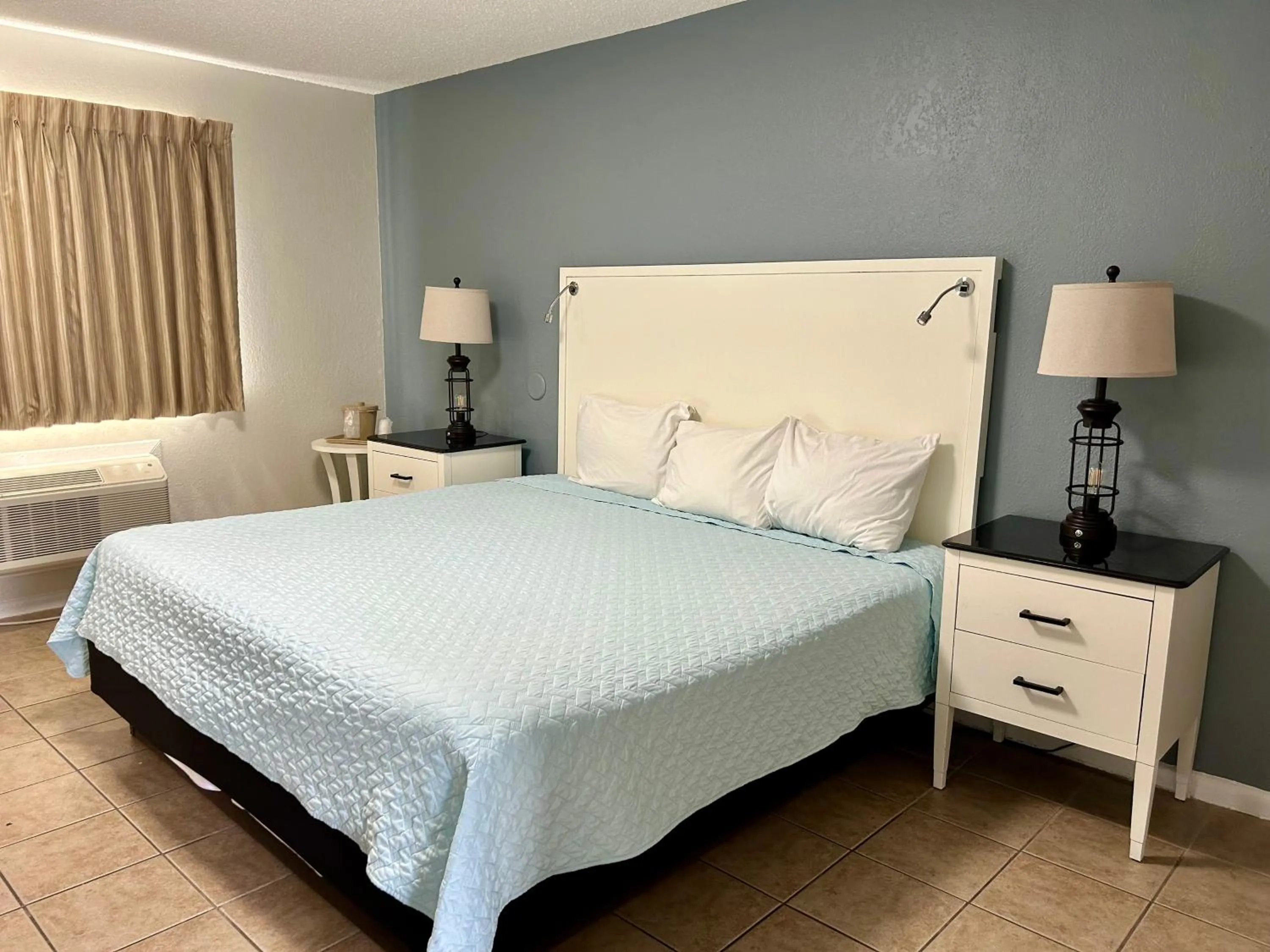 Bed in Sand Pebble Motor Lodge