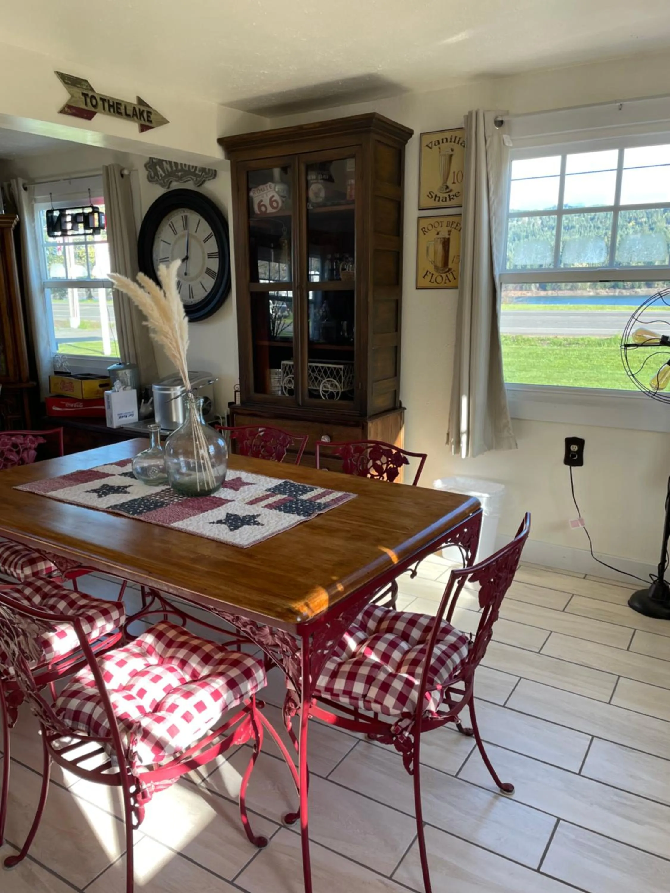 Dining area in Foster Lake Inn