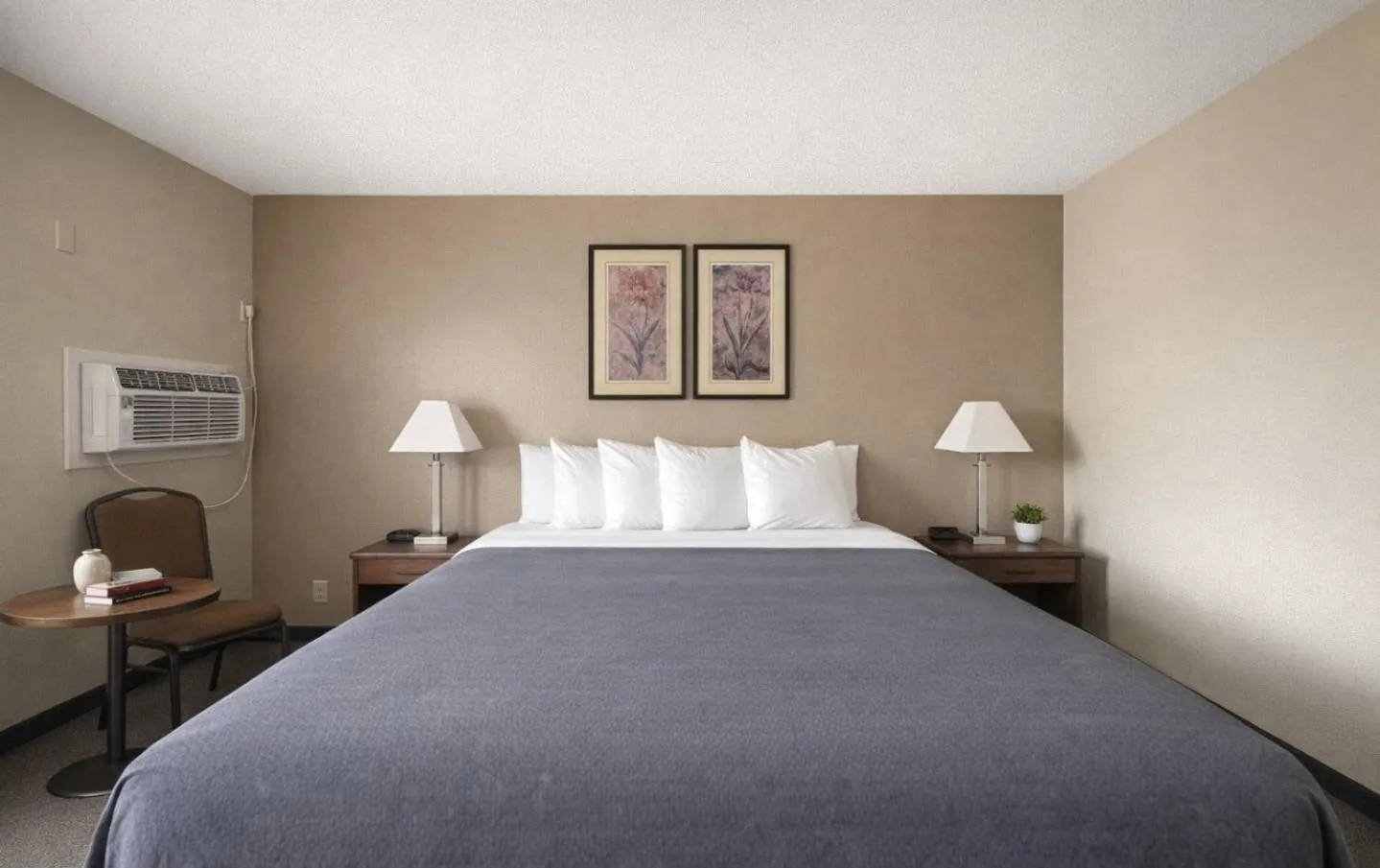 Bed in Lake Powell Canyon Inn