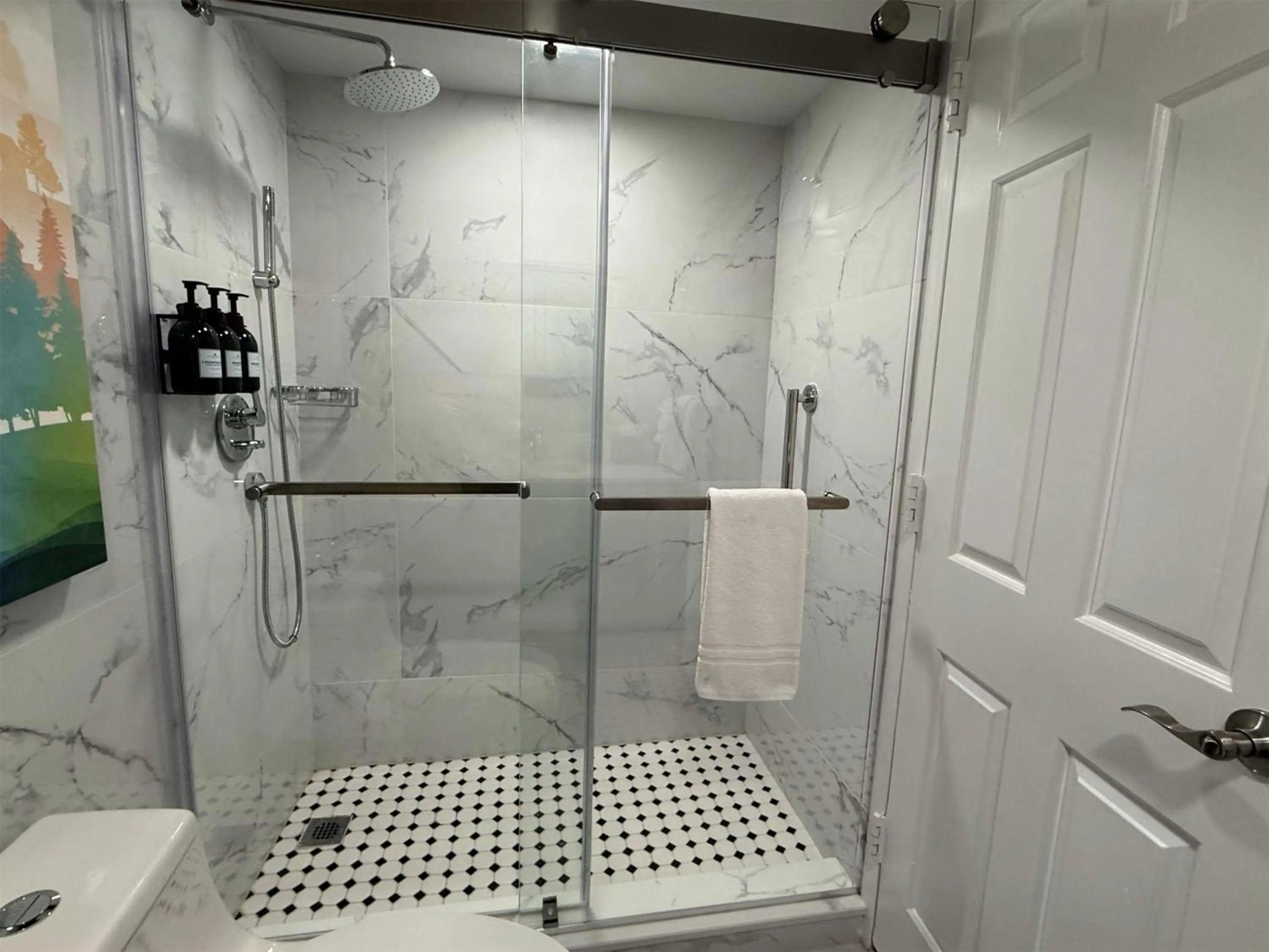 Bathroom in The Roslyn, Tapestry Collection by Hilton