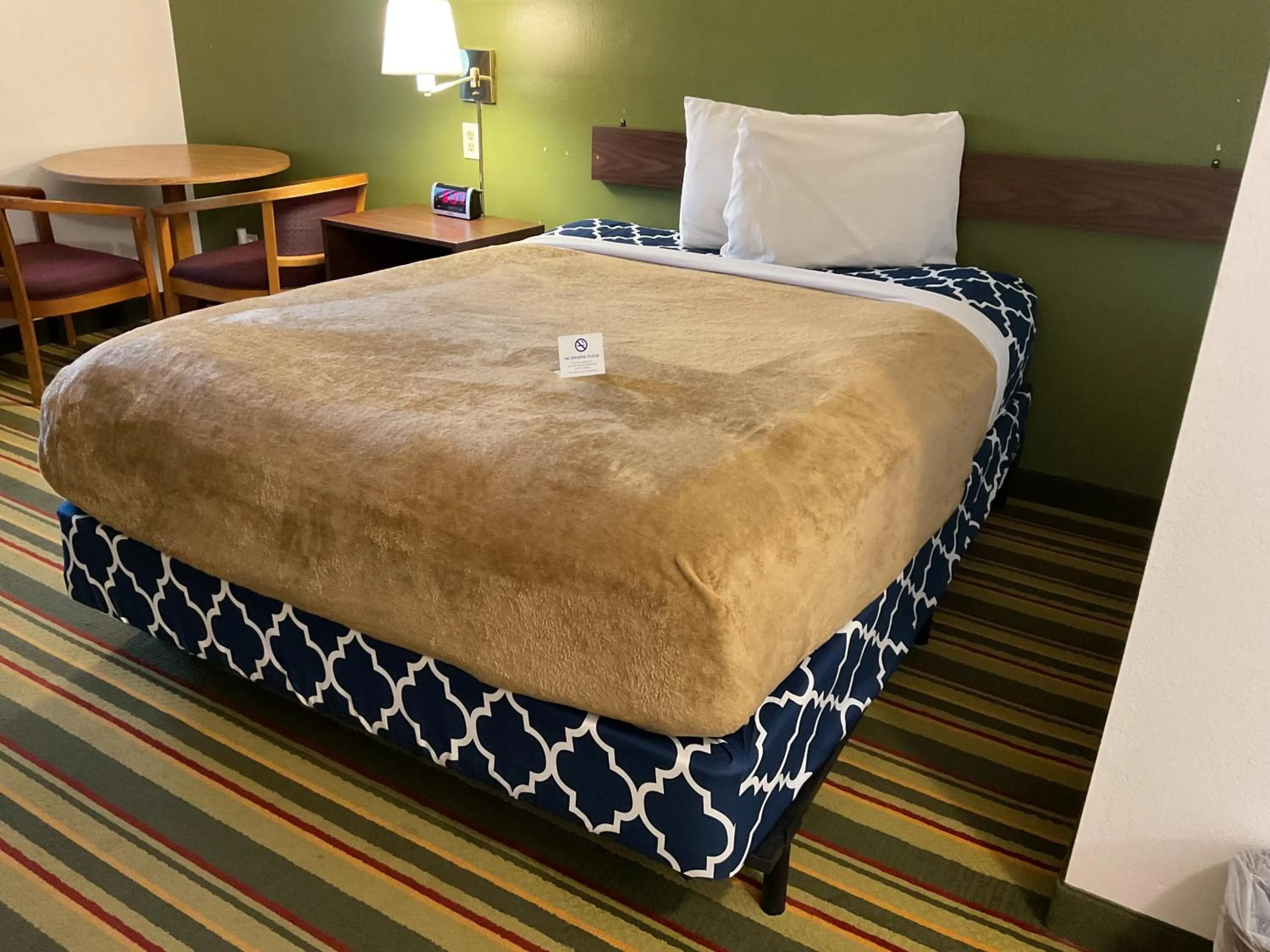 Bed in Budget Host Inn