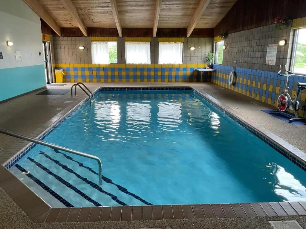 Swimming pool in Budget Host Inn