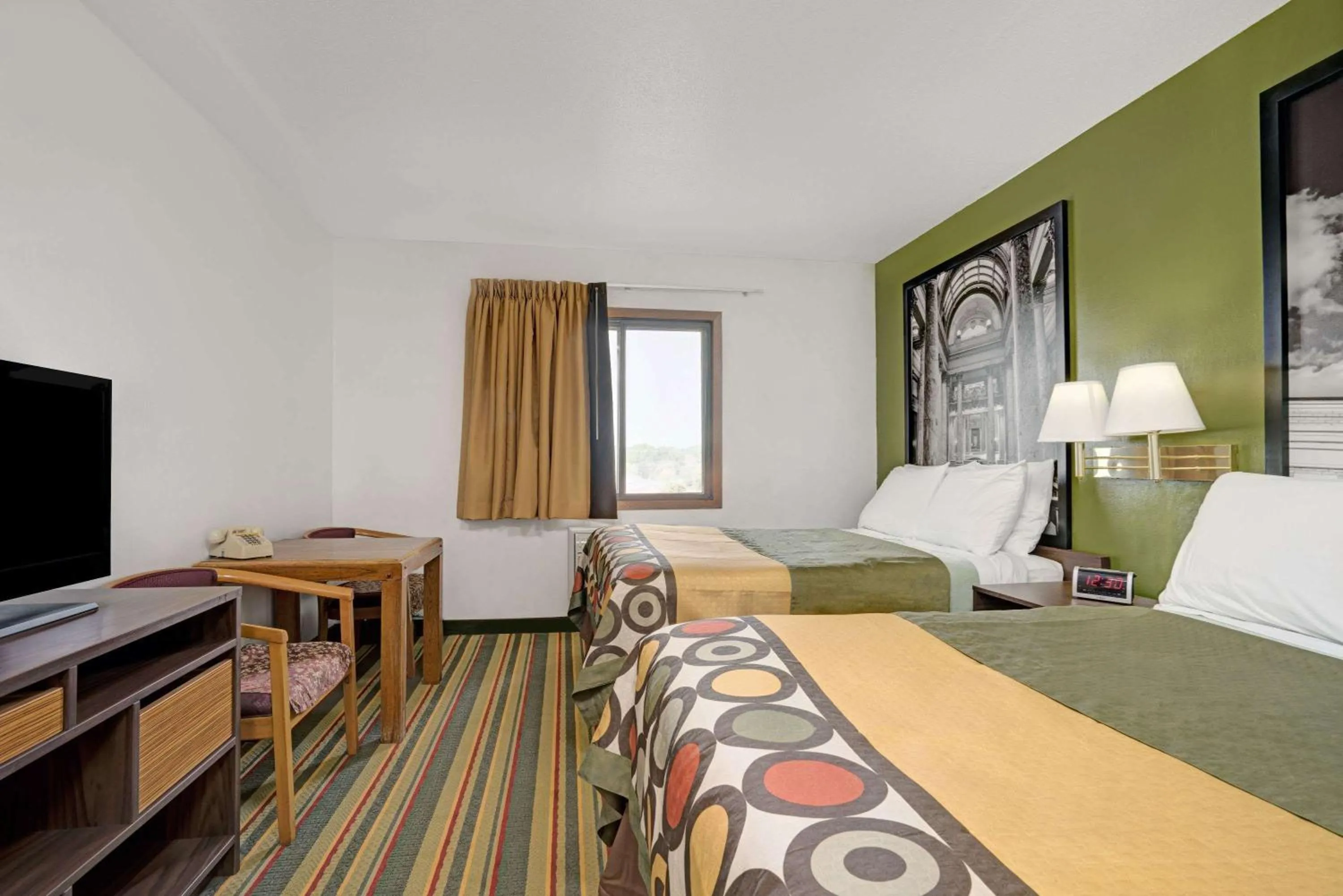 Bed in Budget Host Inn