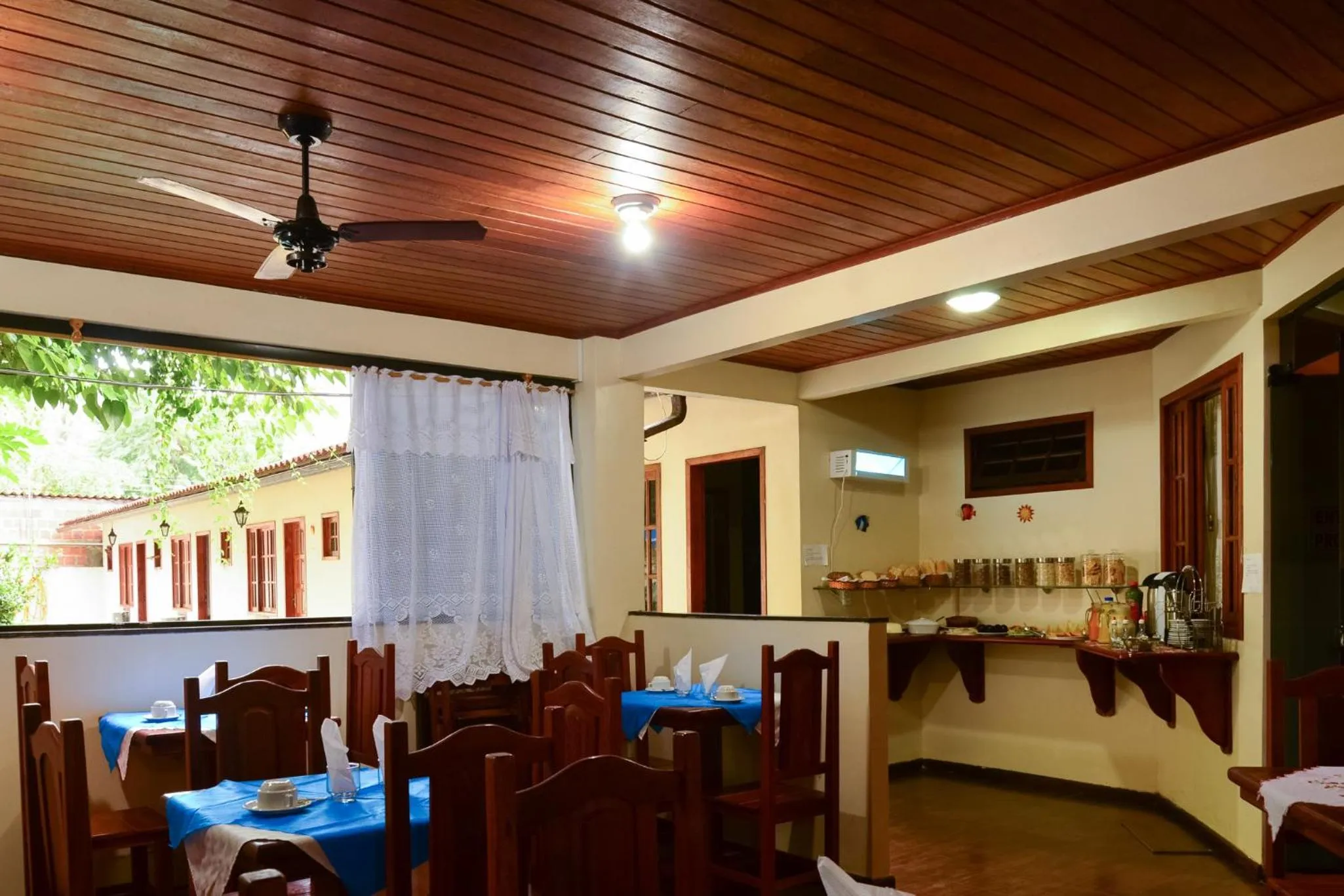 Communal lounge/ TV room in Pousada Recanto do Sabiá