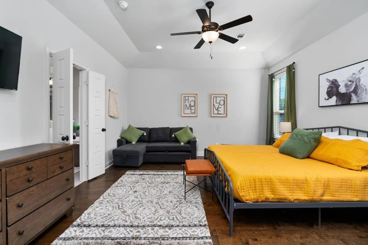 Bed in The Noble House Near Magnolia & Baylor W Pool