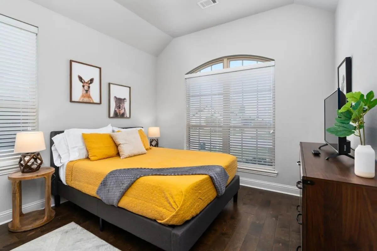 Bed in The Noble House Near Magnolia & Baylor W Pool