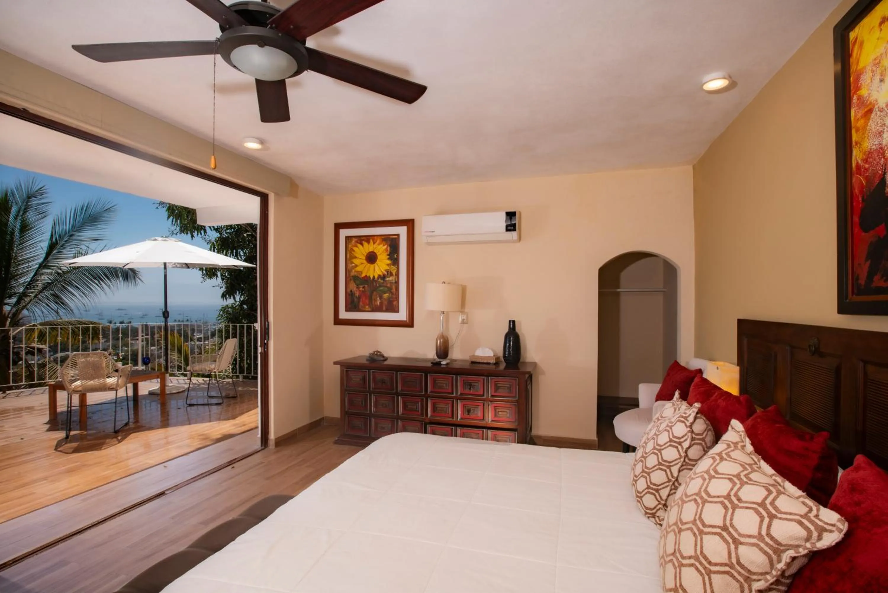 Bed in Villa Bella Bed & Breakfast Inn