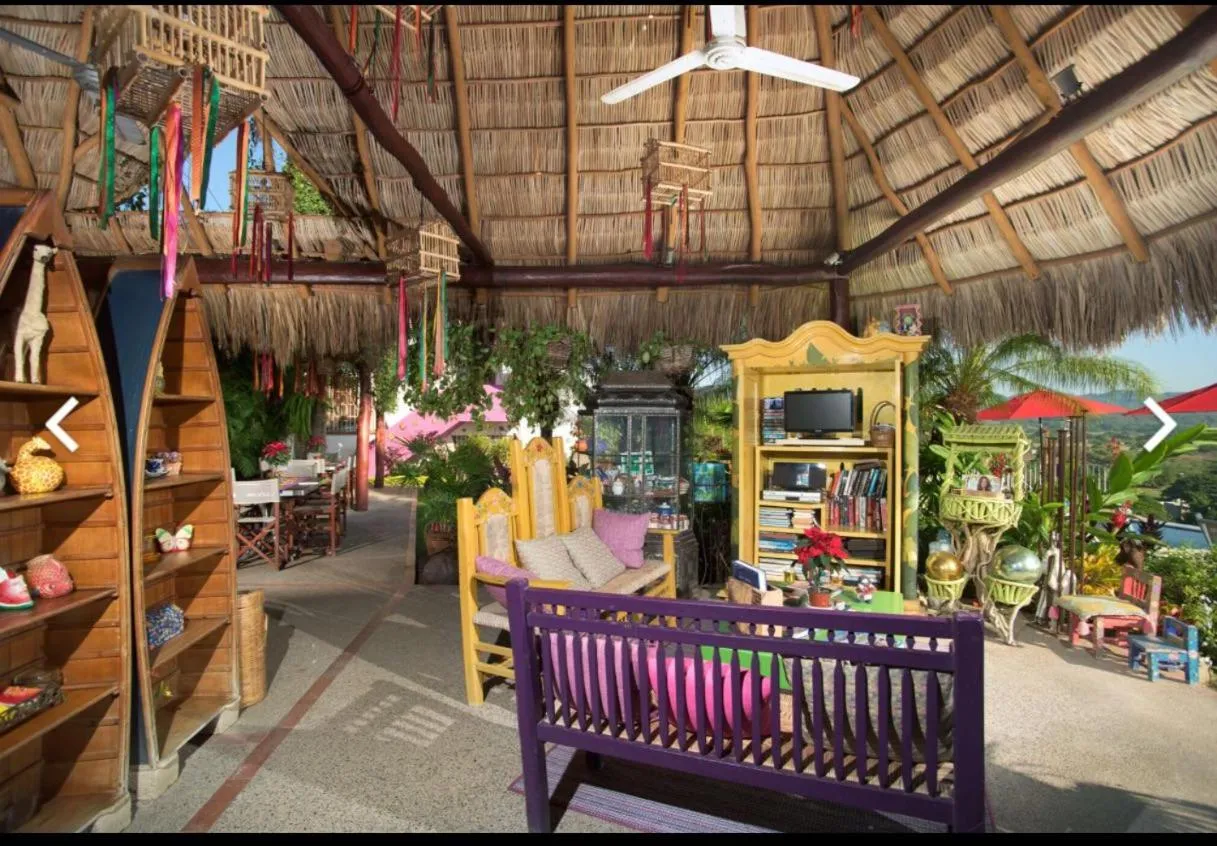 Communal lounge/ TV room in Villa Bella Bed & Breakfast Inn