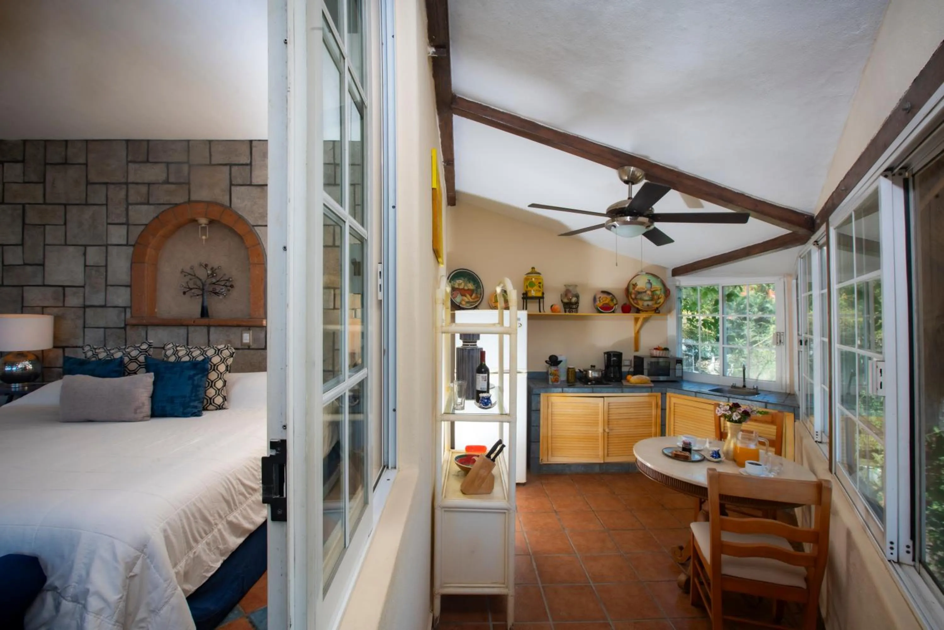 Dining area, Bed in Villa Bella Bed & Breakfast Inn