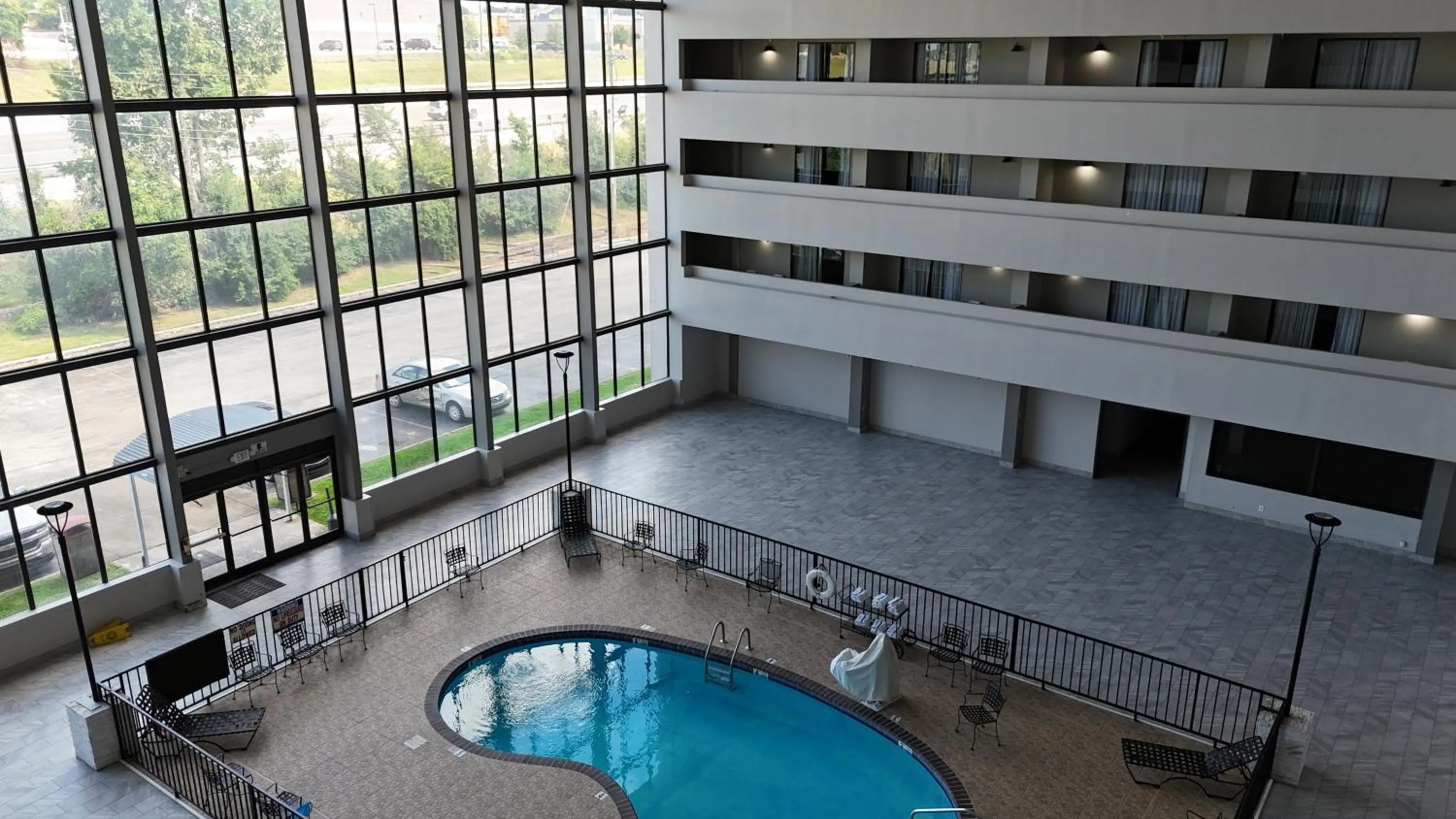 Swimming pool in Clarion Hotel Jackson Northwest