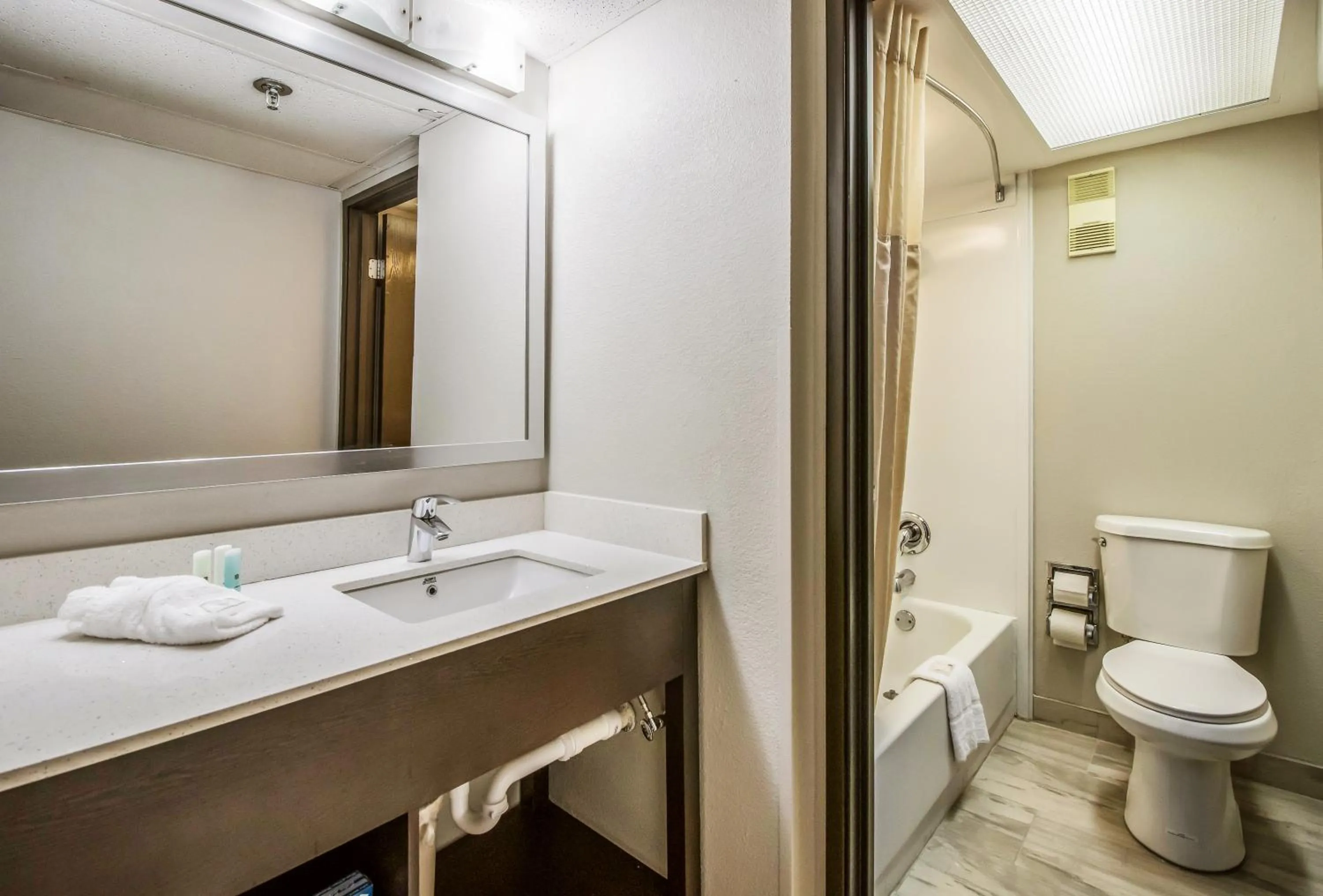 Bathroom in Clarion Hotel Jackson Northwest