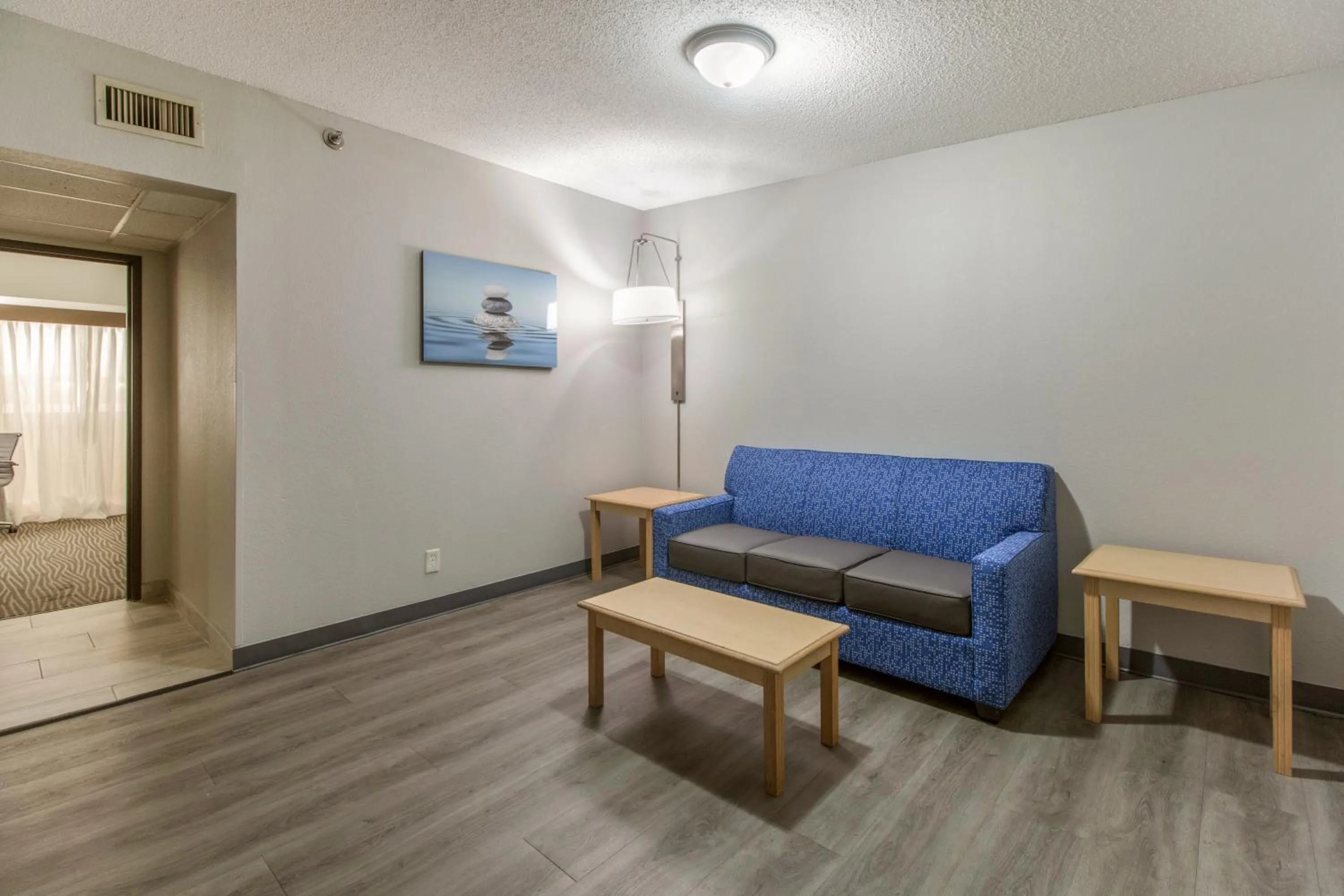 Seating area in Clarion Hotel Jackson Northwest