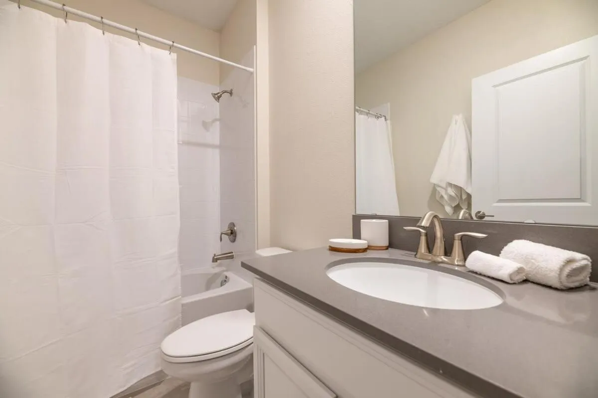 Themed Home 5BR - Private Pool, Prime Location