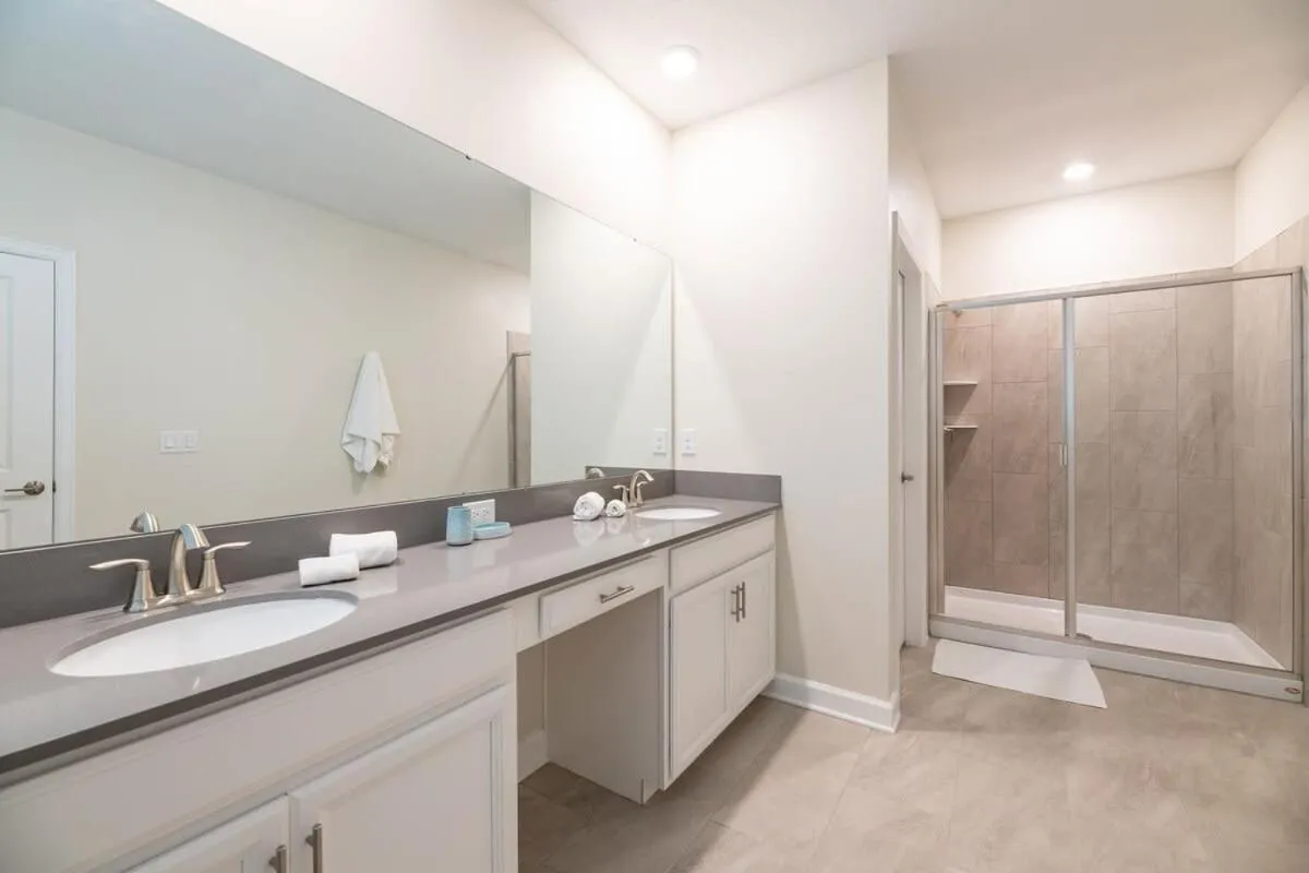 Themed Home 5BR - Private Pool, Prime Location