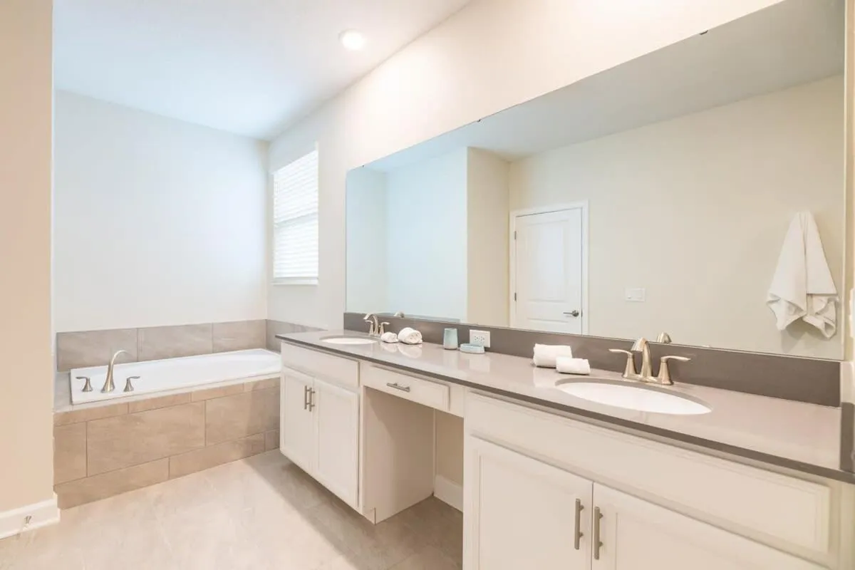 Themed Home 5BR - Private Pool, Prime Location