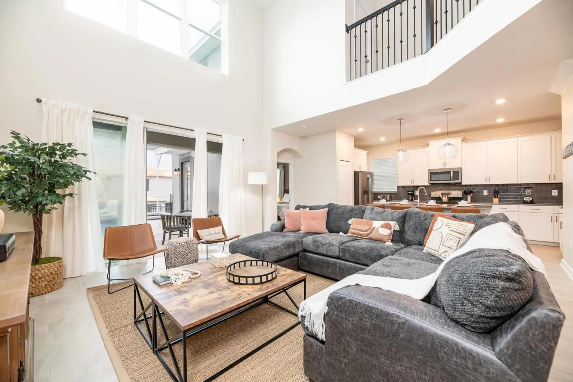 Themed Home 5BR - Private Pool, Prime Location