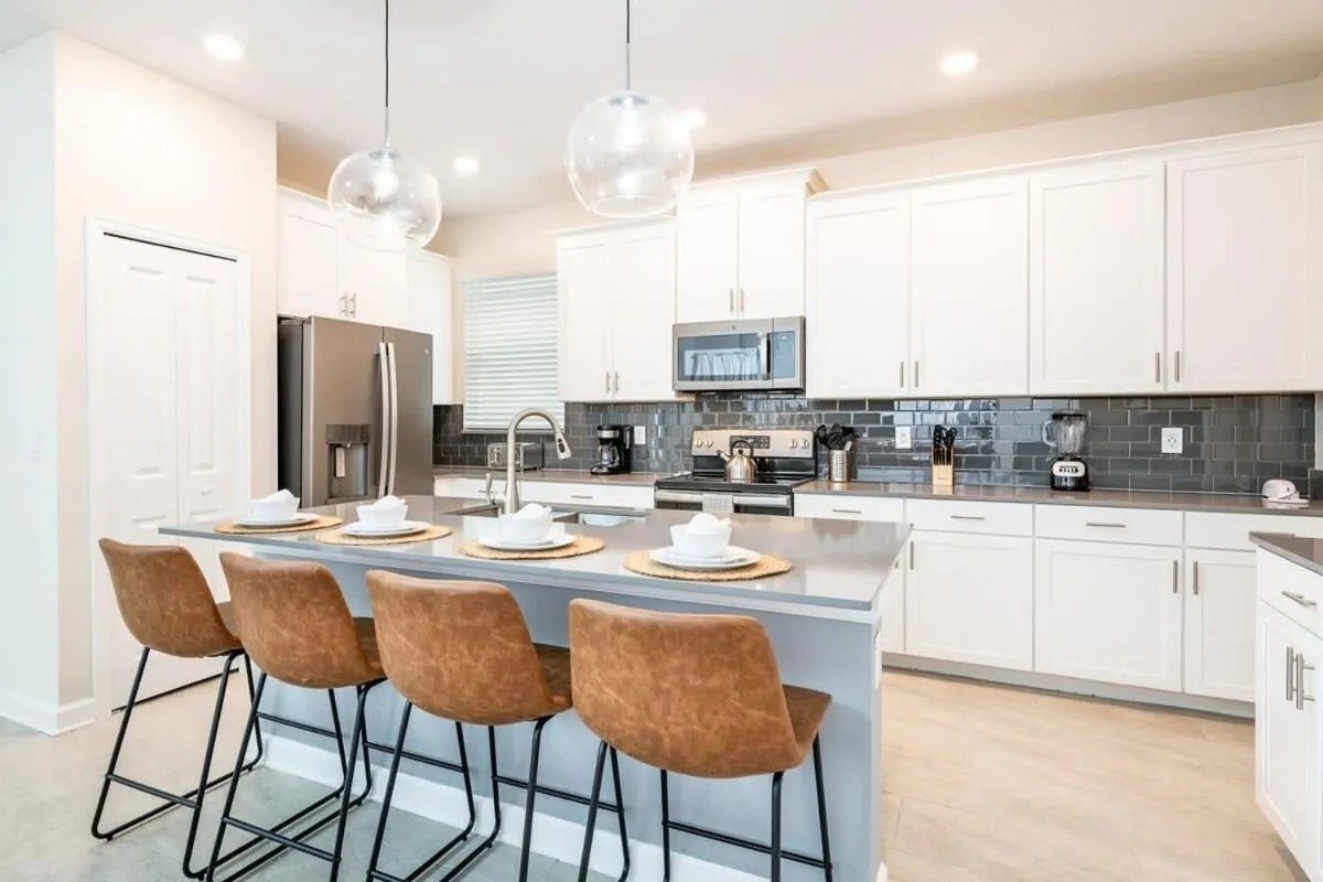 Themed Home 5BR - Private Pool, Prime Location