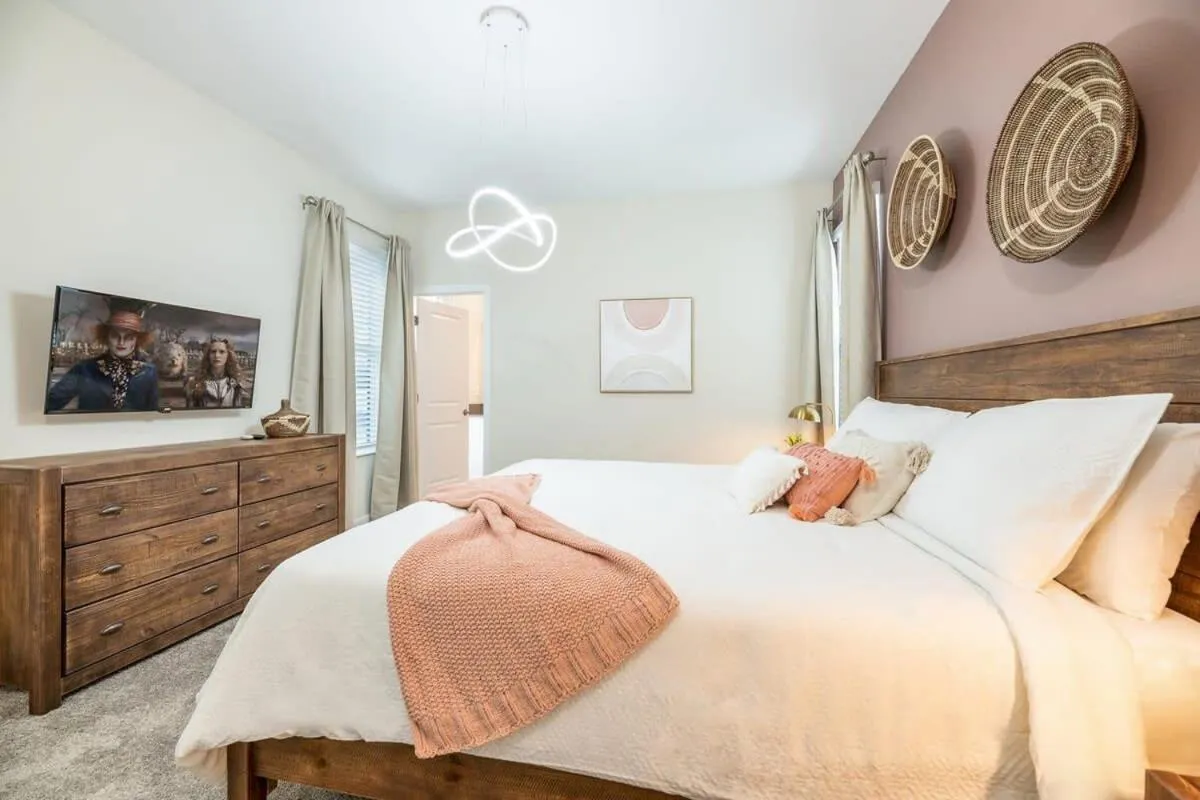 Bed in Themed Home 5BR - Private Pool, Prime Location