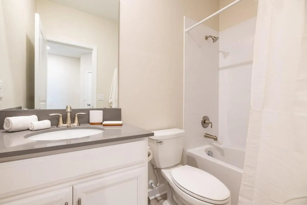 Themed Home 5BR - Private Pool, Prime Location