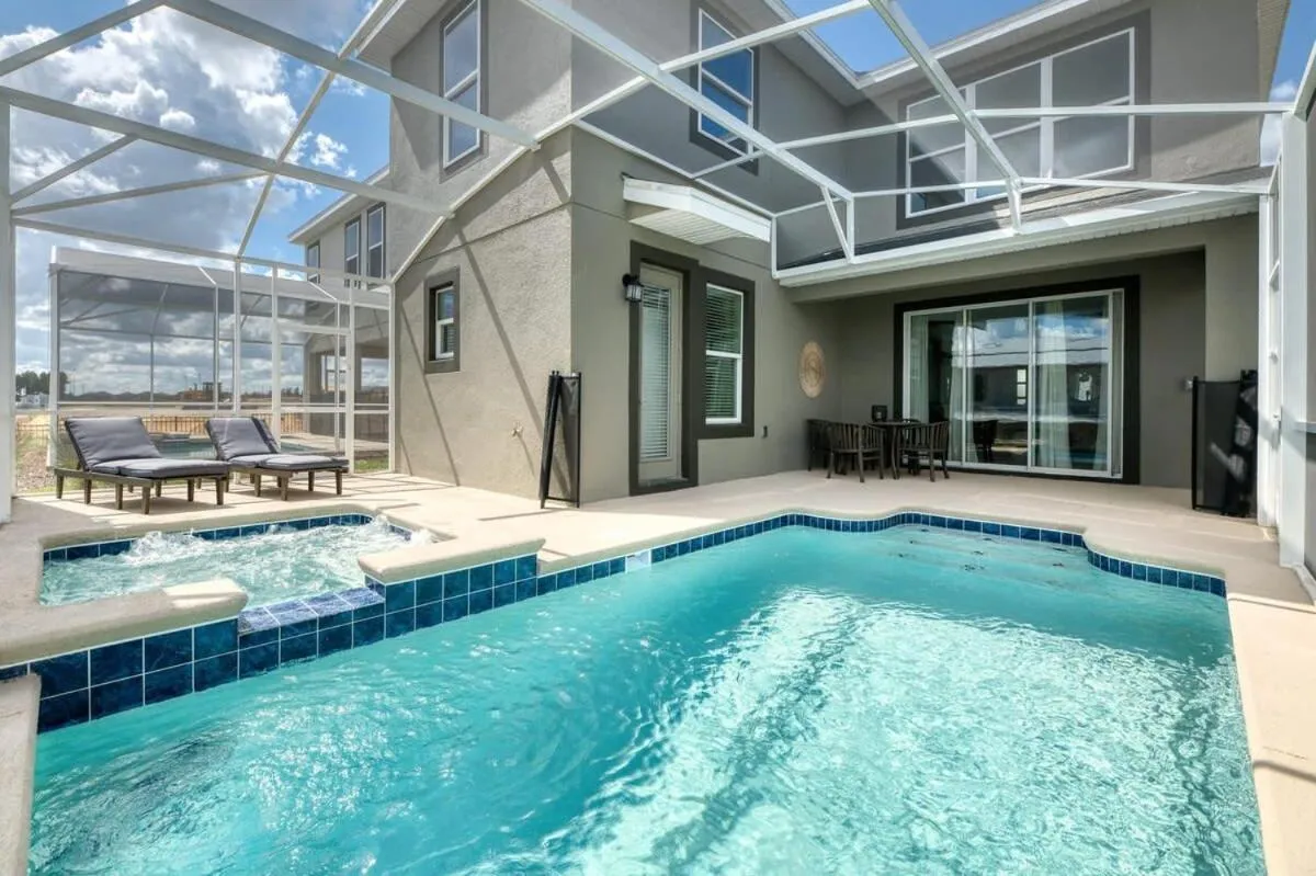 Themed Home 5BR - Private Pool, Prime Location