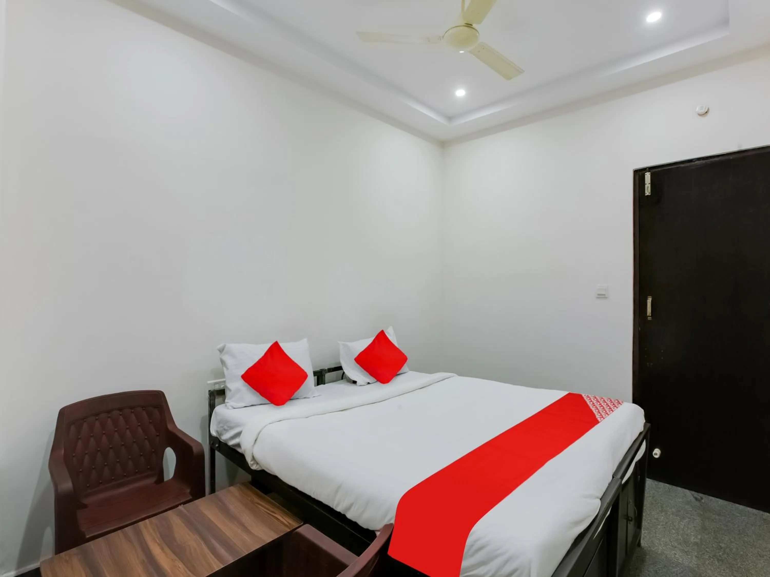 Bedroom, Bed in Hotel O Manjushree Boarding & Lodging nearby Dr.BR Ambedkar Stadium Basveshwar nagar