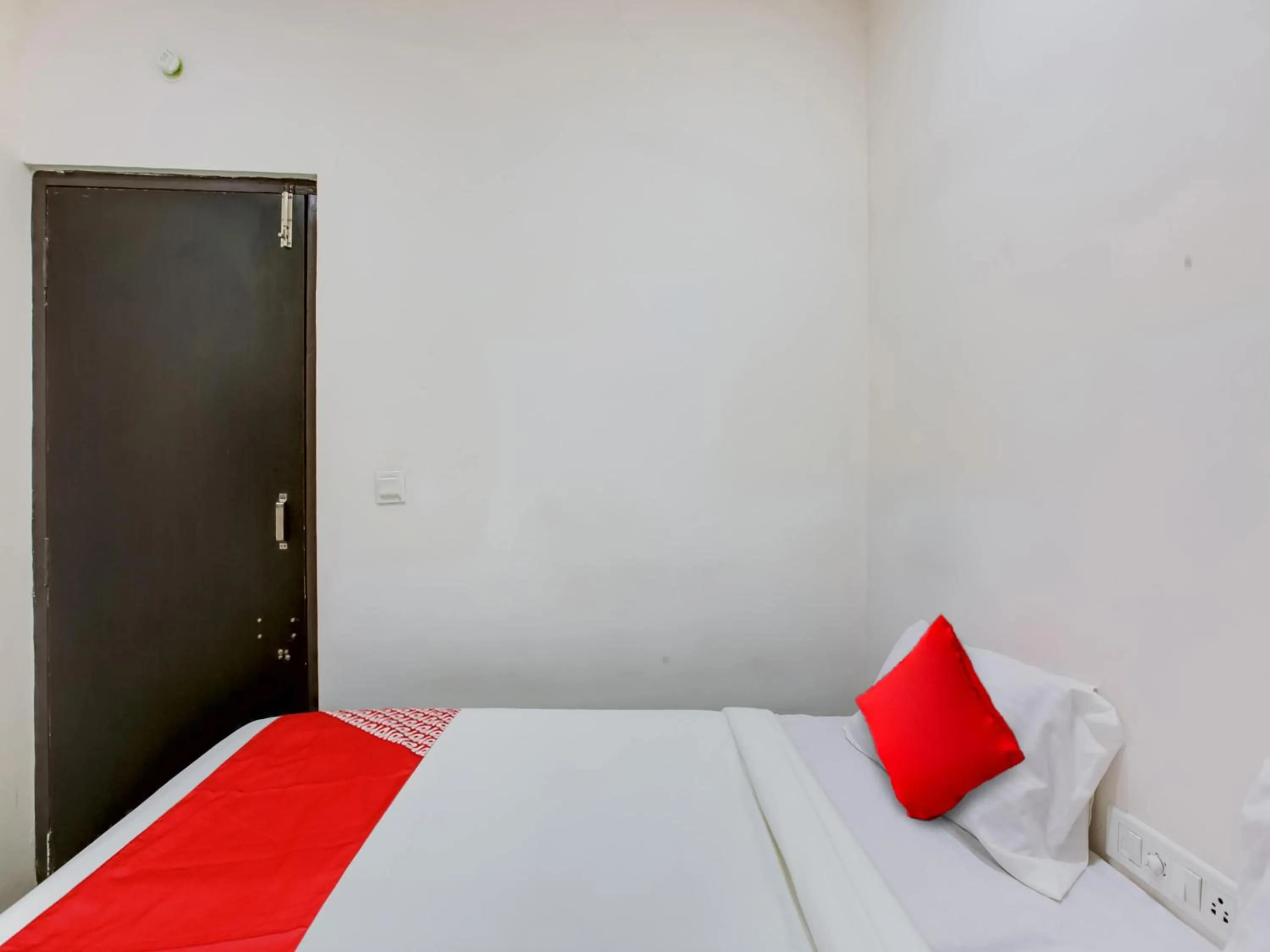 Bedroom, Bed in Hotel O Manjushree Boarding & Lodging nearby Dr.BR Ambedkar Stadium Basveshwar nagar