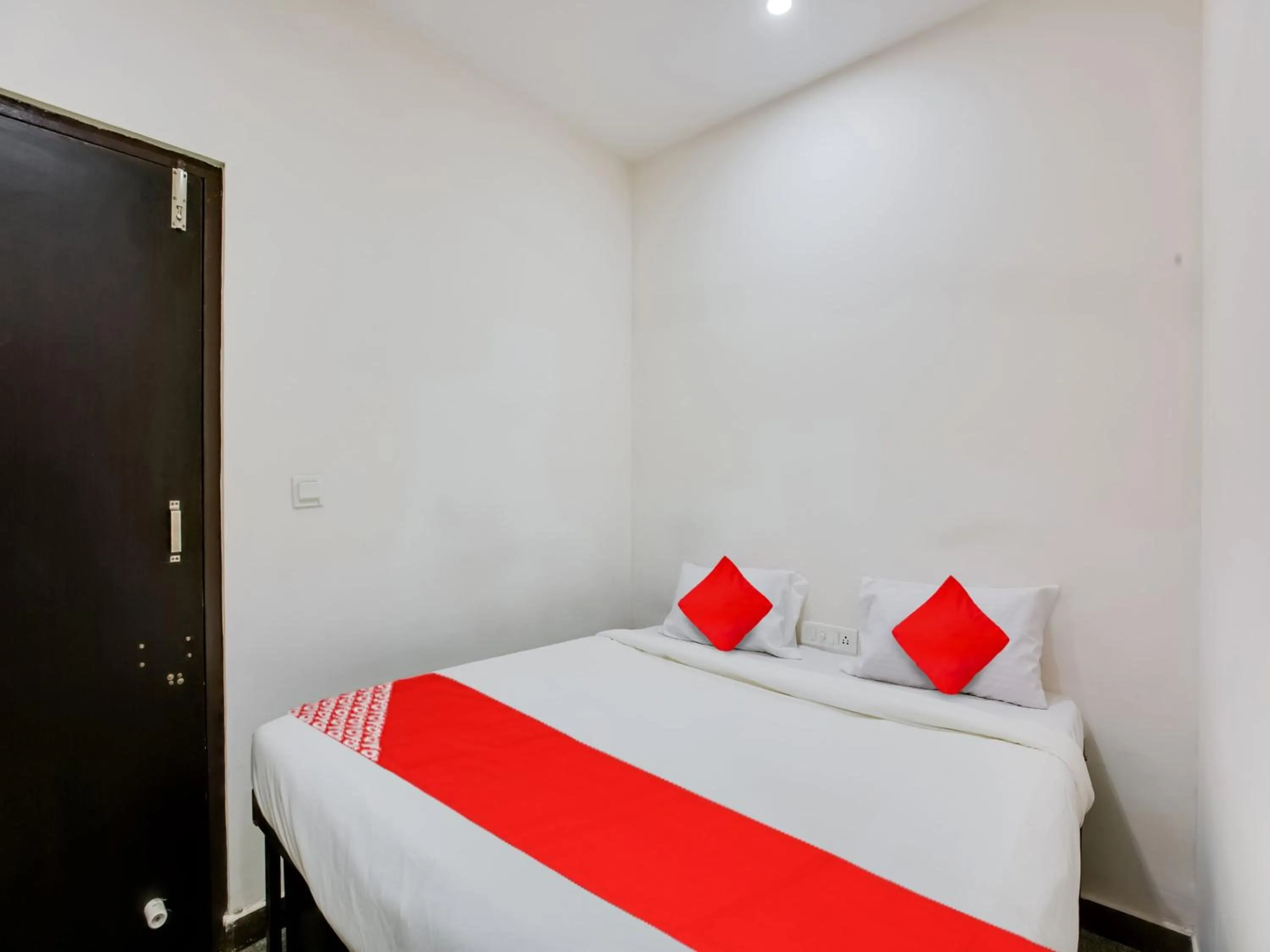 Bedroom, Bed in Hotel O Manjushree Boarding & Lodging nearby Dr.BR Ambedkar Stadium Basveshwar nagar