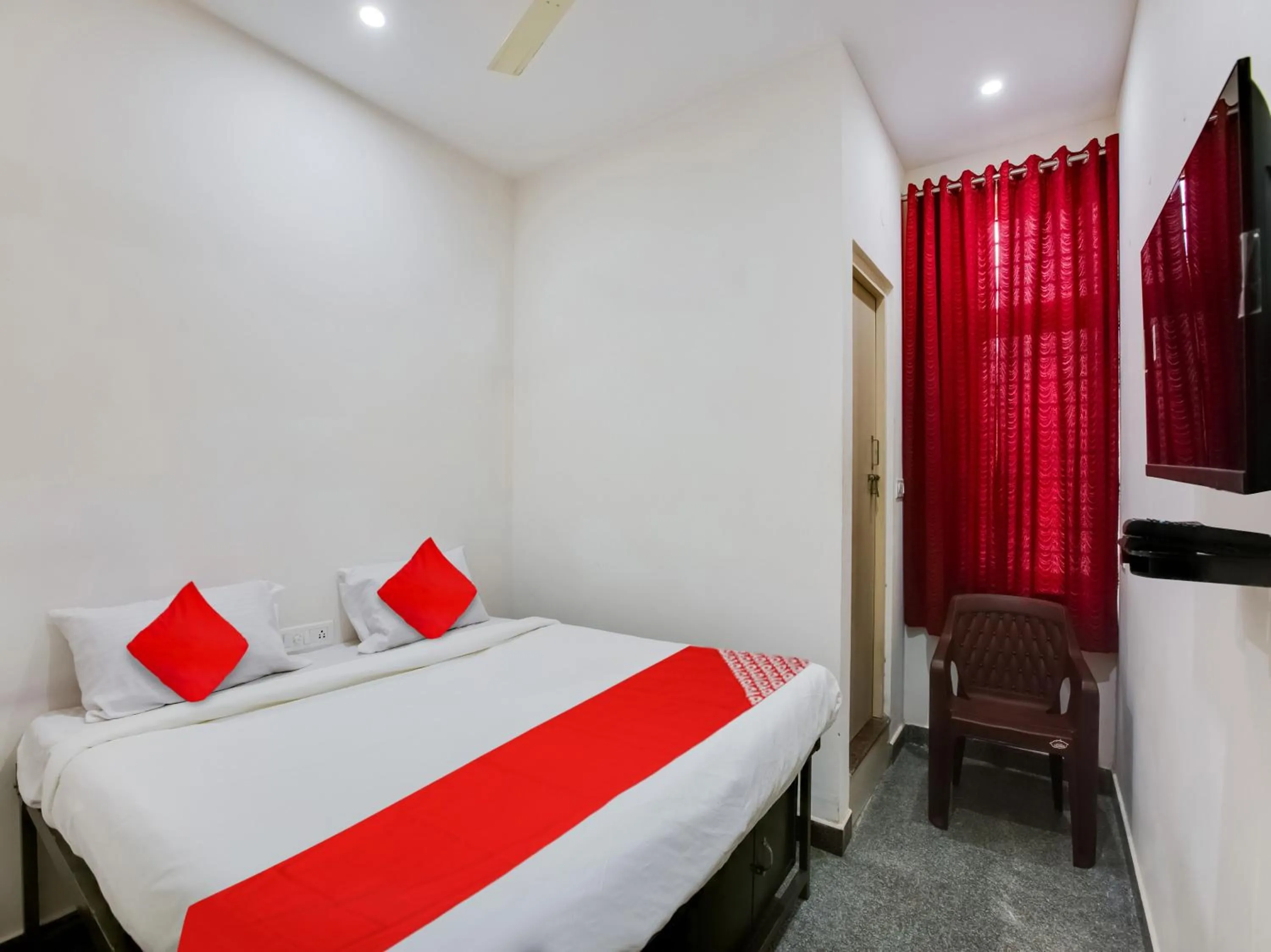 Bedroom, Bed in Hotel O Manjushree Boarding & Lodging nearby Dr.BR Ambedkar Stadium Basveshwar nagar