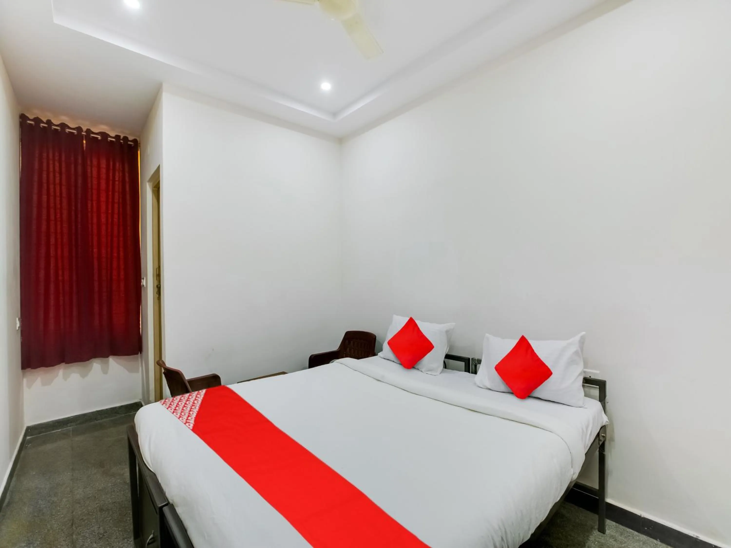 Bedroom, Bed in Hotel O Manjushree Boarding & Lodging nearby Dr.BR Ambedkar Stadium Basveshwar nagar