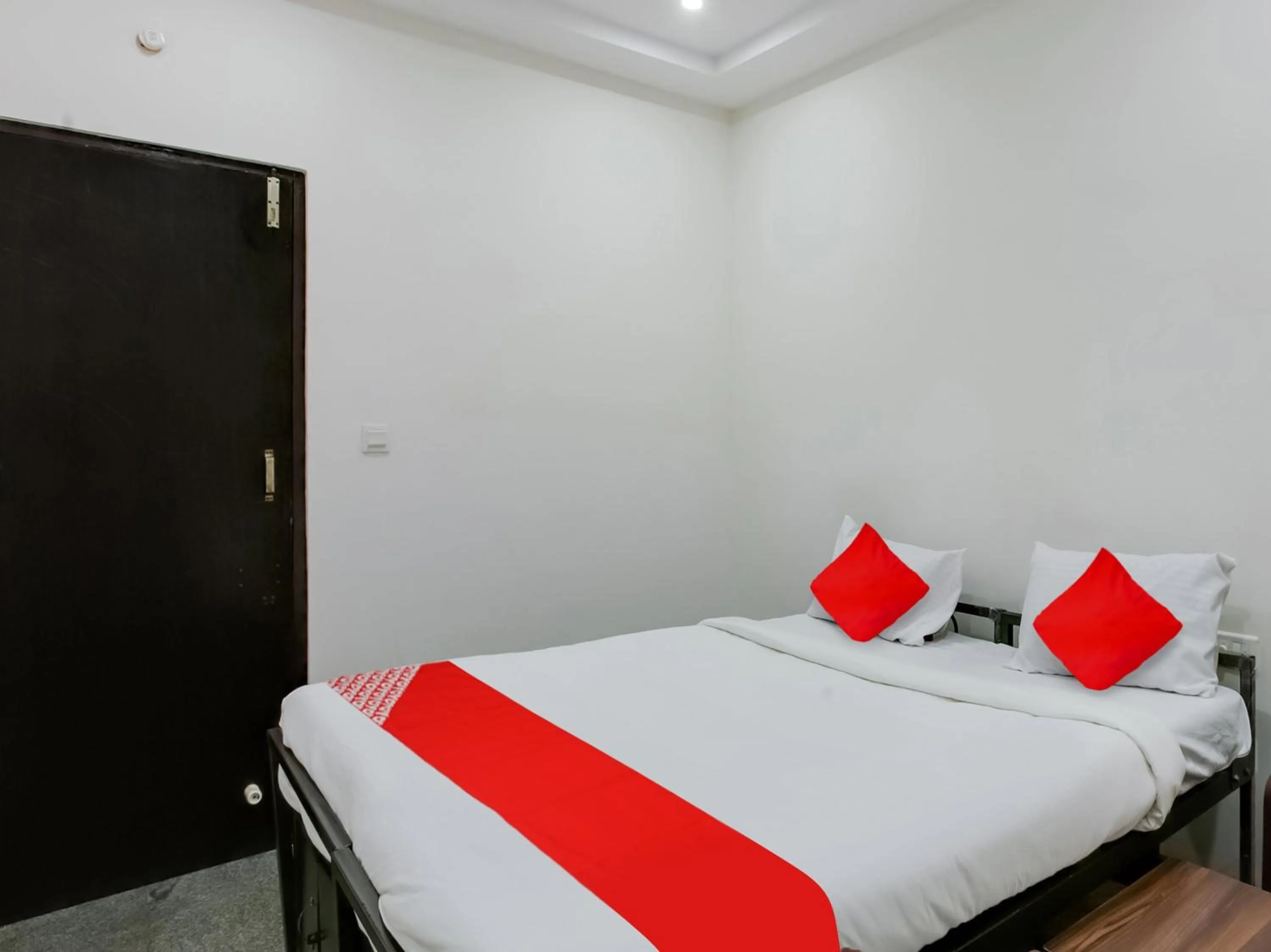 Bedroom, Bed in Hotel O Manjushree Boarding & Lodging nearby Dr.BR Ambedkar Stadium Basveshwar nagar