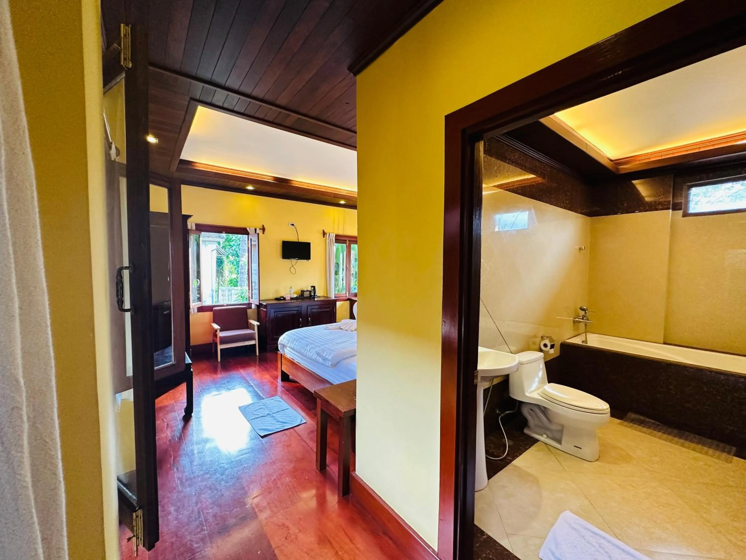 Toilet, Bed in Villa Phonethip Mekong Riverside