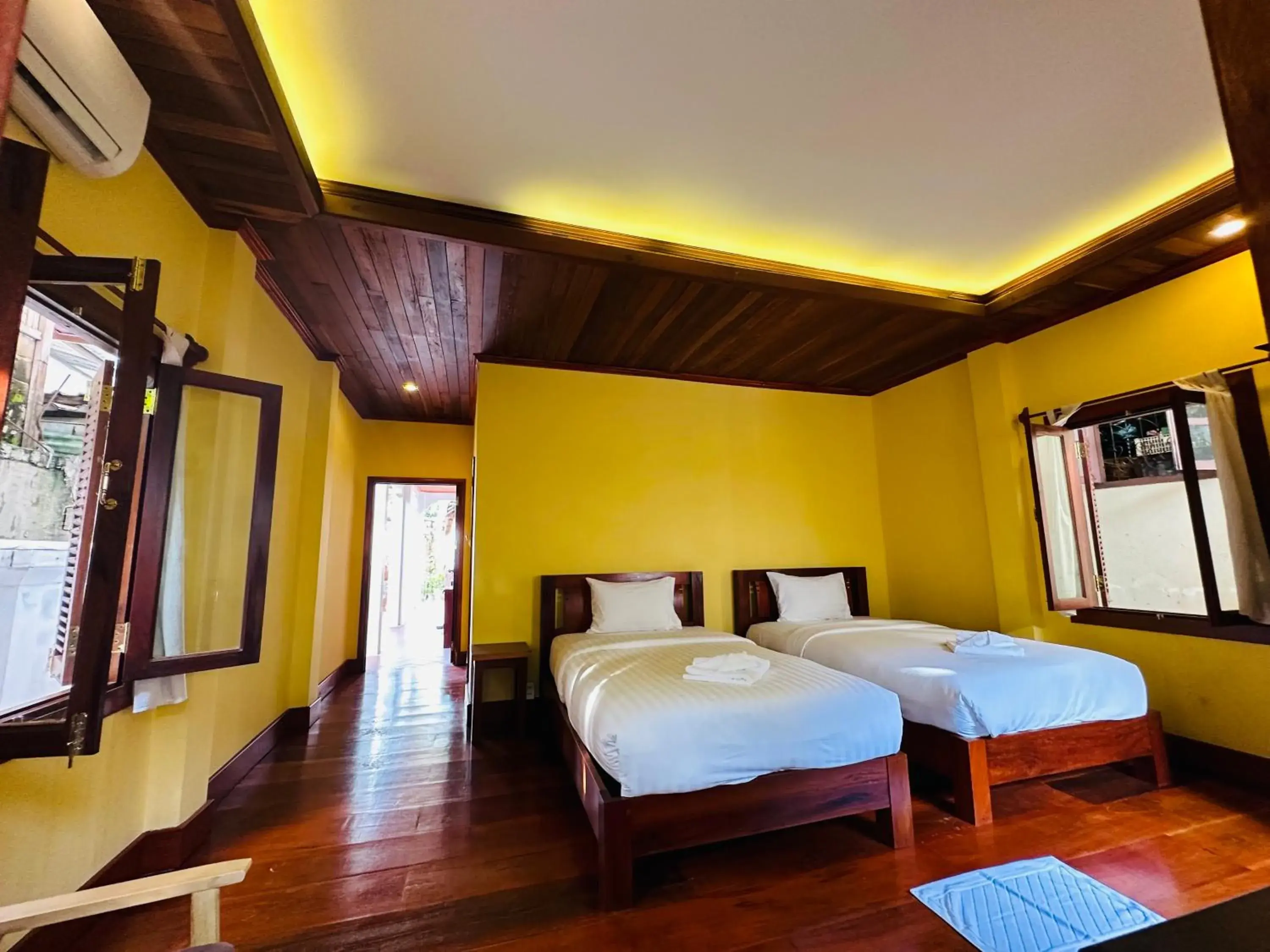 Deluxe Twin Room in Villa Phonethip Mekong Riverside Deluxe Twin Room in Villa Phonethip Mekong Riverside