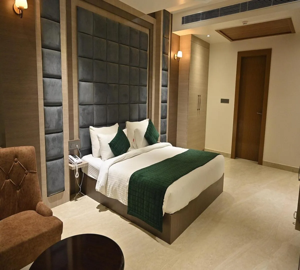 Bedroom, Bed in Hotel Gold In Leaf