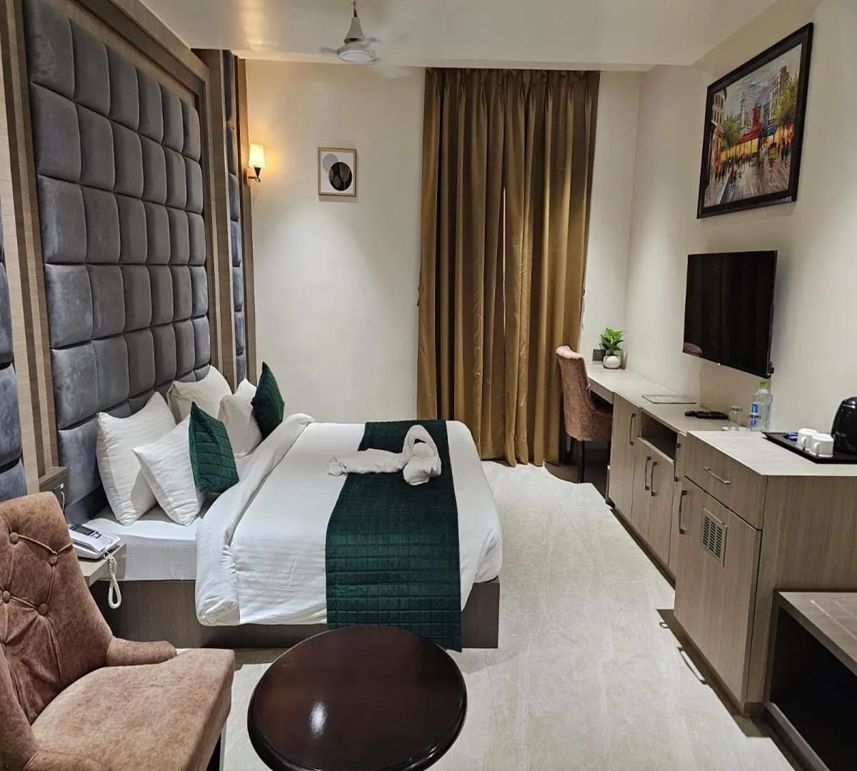 Bedroom, Bed in Hotel Gold In Leaf