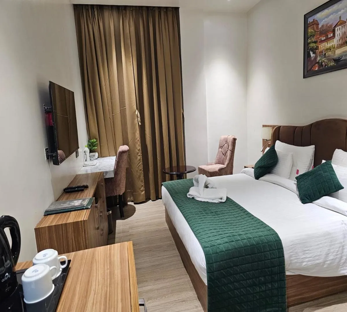 Bedroom, Bed in Hotel Gold In Leaf