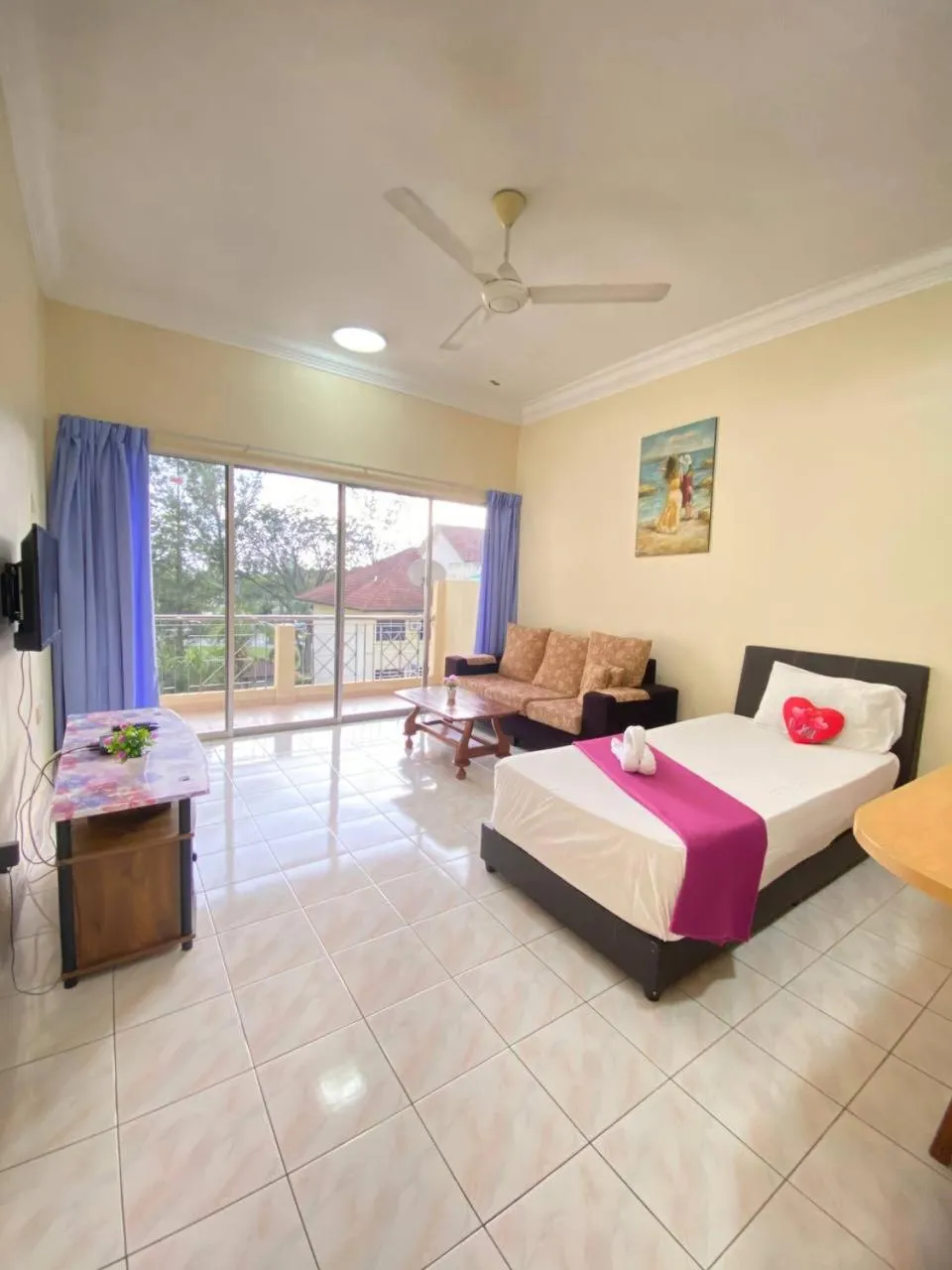 Living room, Bed in Teluk Batik Holiday Apartment