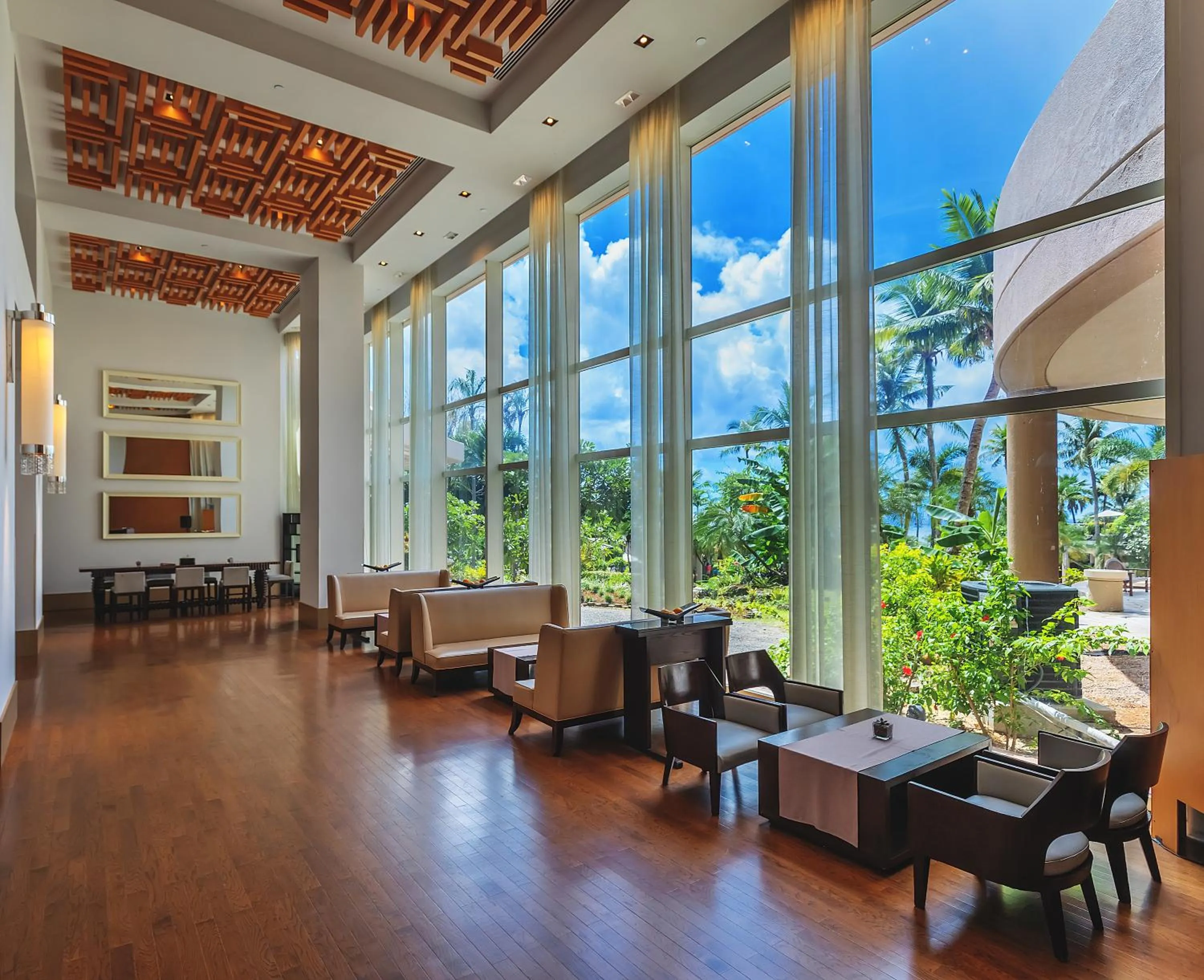 Lounge or bar in Hyatt Regency Guam