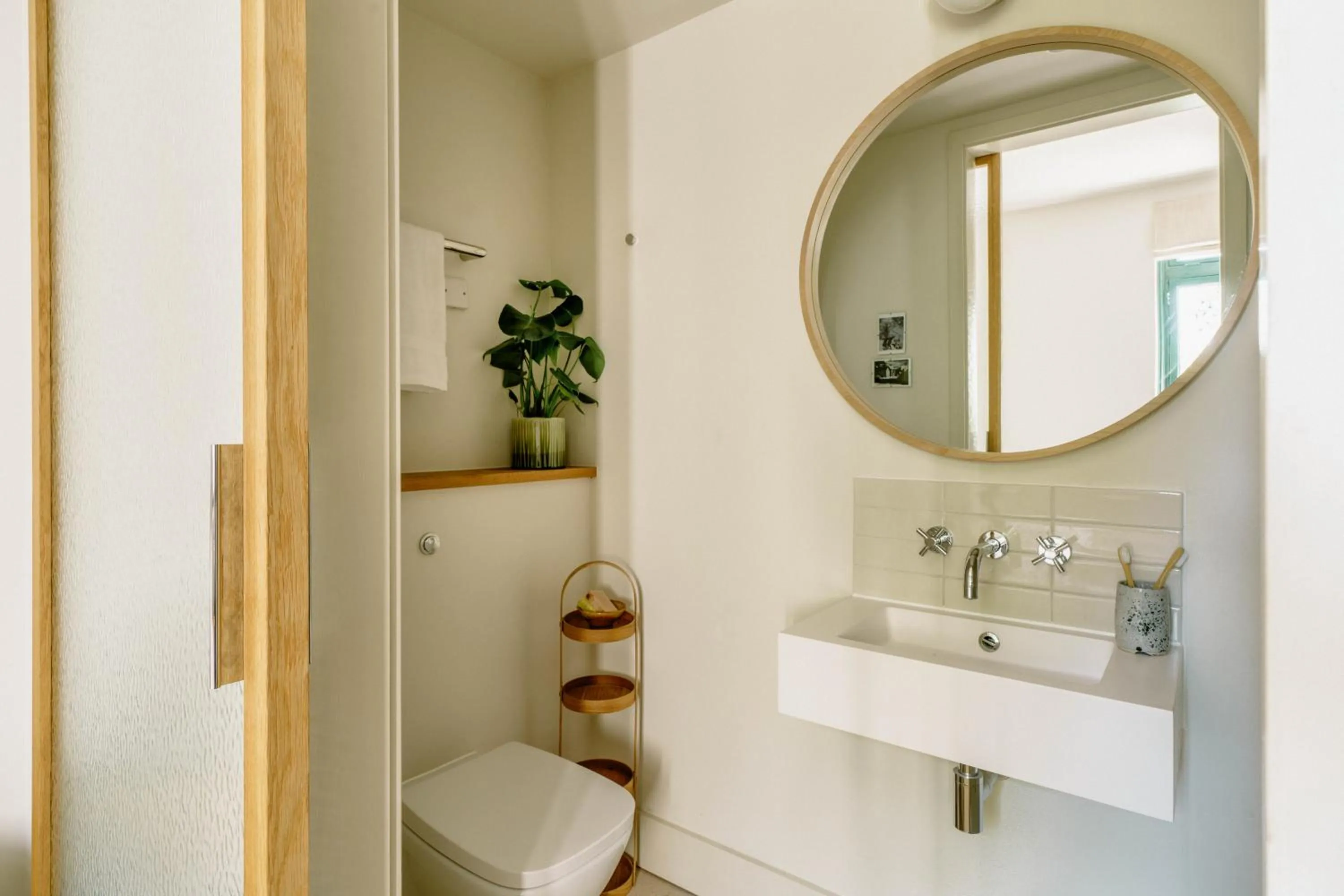 Shower in Mason & Fifth, Bermondsey