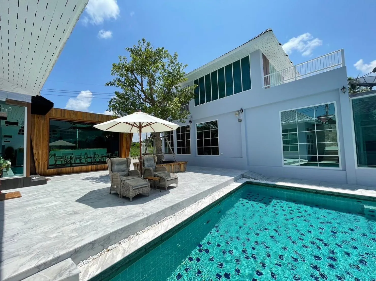 Swimming pool in Skeyndor Health & Resort